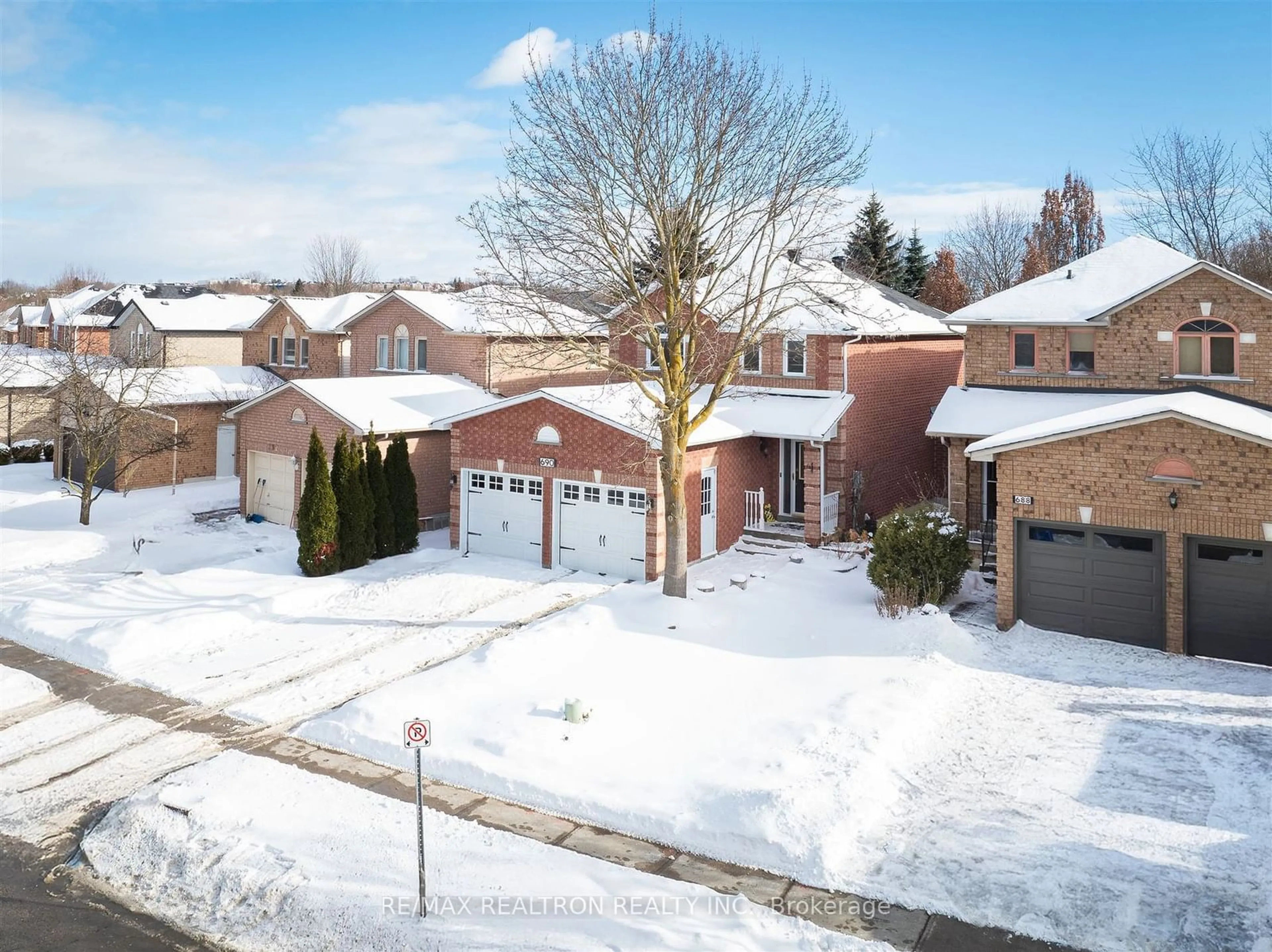 A pic from outside/outdoor area/front of a property/back of a property/a pic from drone, street for 690 College Manor Dr, Newmarket Ontario L3Y 8M1