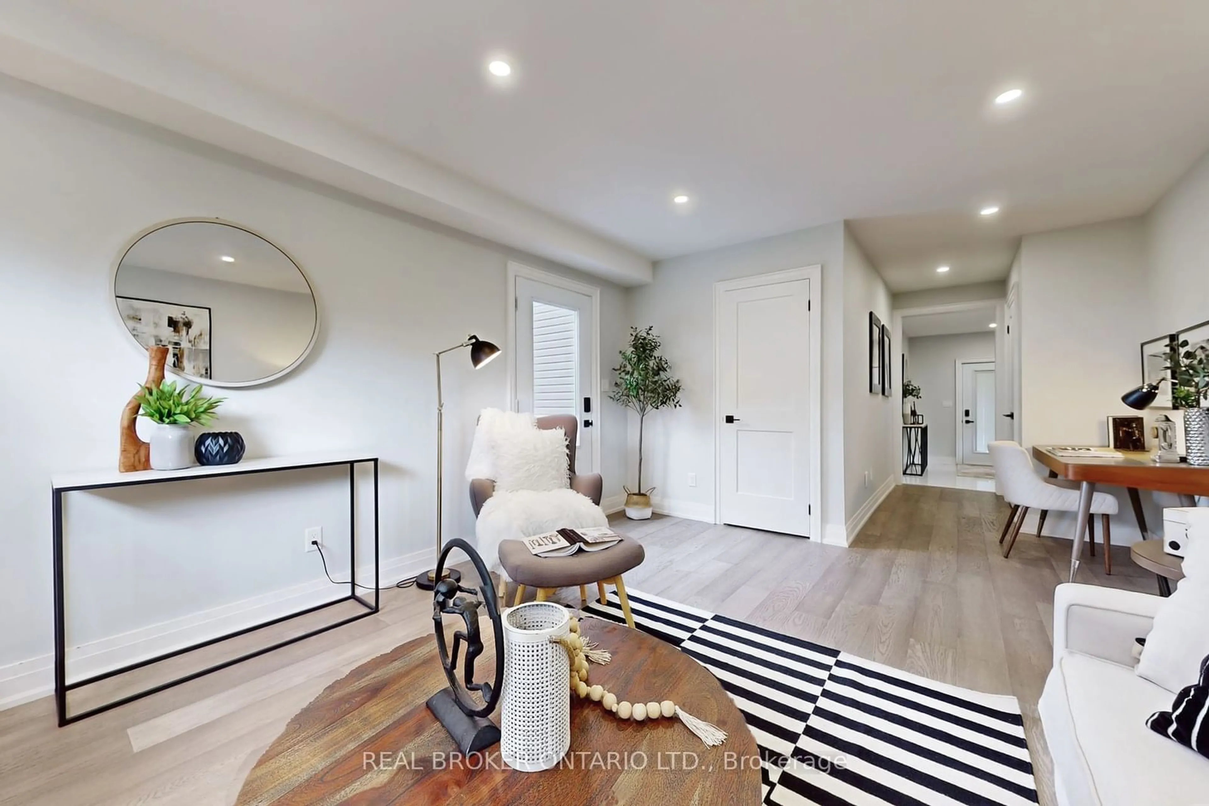 Indoor entryway for 14224 Warden Ave, Whitchurch-Stouffville Ontario L4A 7X5