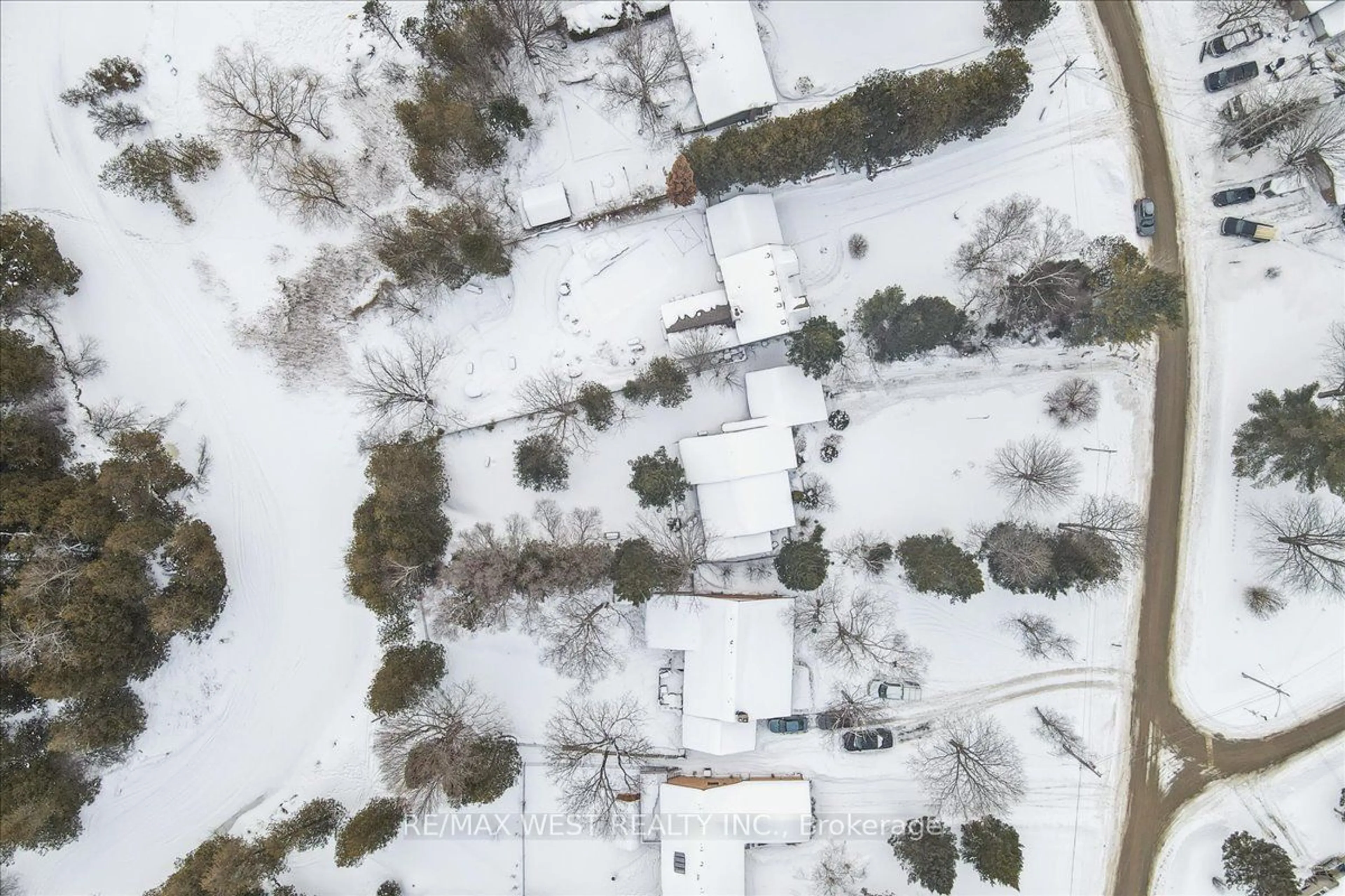 A pic from outside/outdoor area/front of a property/back of a property/a pic from drone, street for 71 Pinecrest Rd, Georgina Ontario L0E 1N0