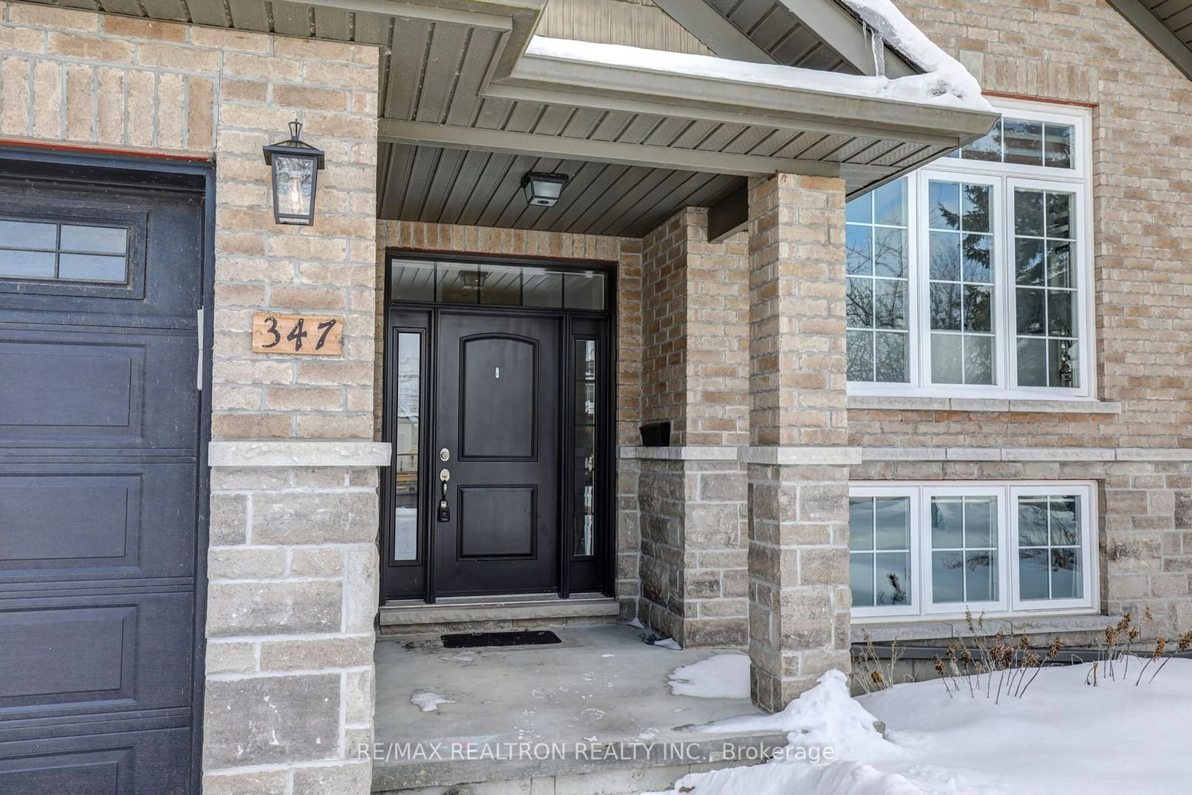 Indoor entryway for 347 Miami Dr, Georgina Ontario L4P 2Z6