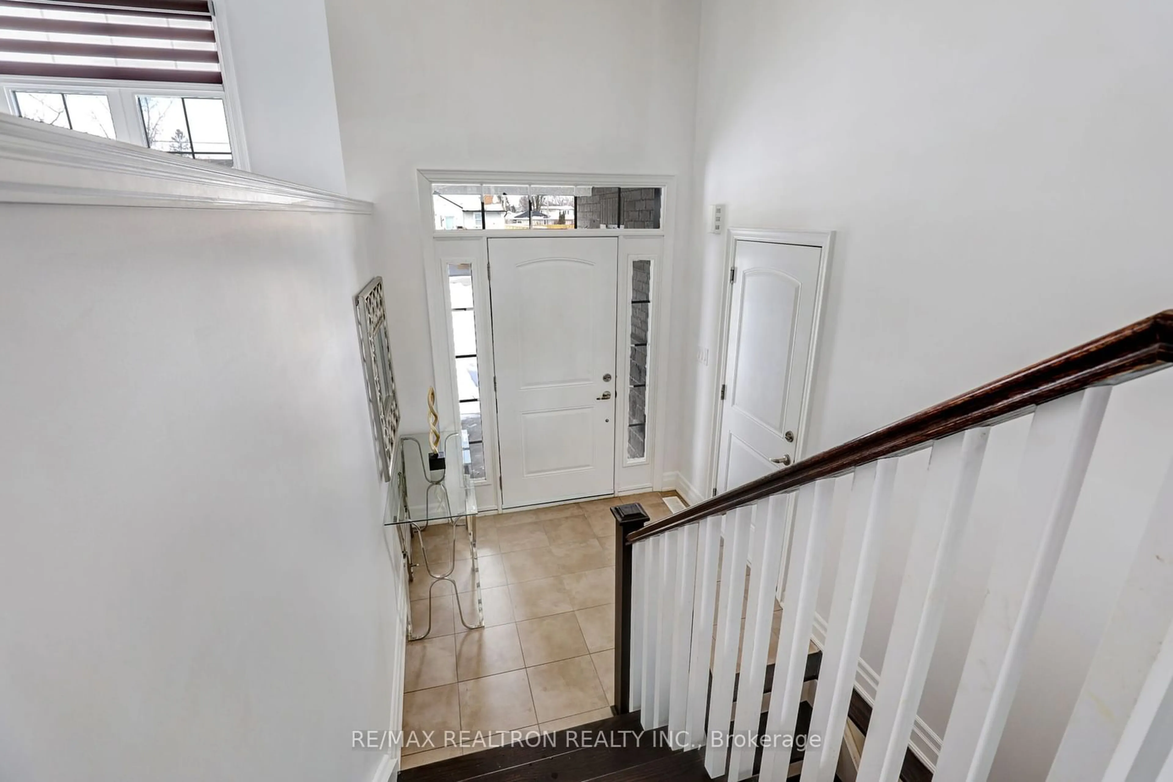 Indoor entryway for 347 Miami Dr, Georgina Ontario L4P 2Z6