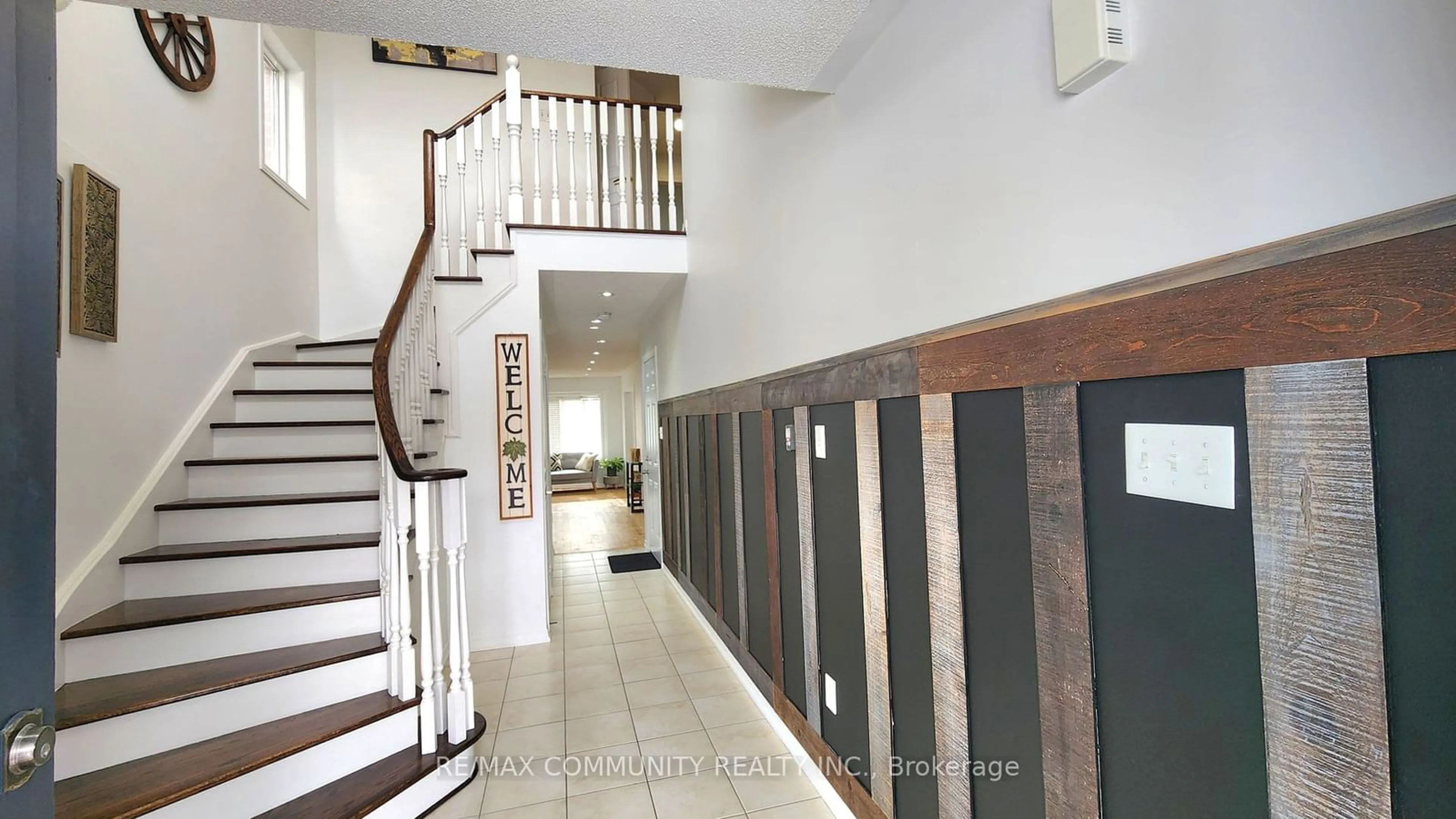 Indoor foyer for 44 Hare Farm Gate, Whitchurch-Stouffville Ontario L4A 0Y6