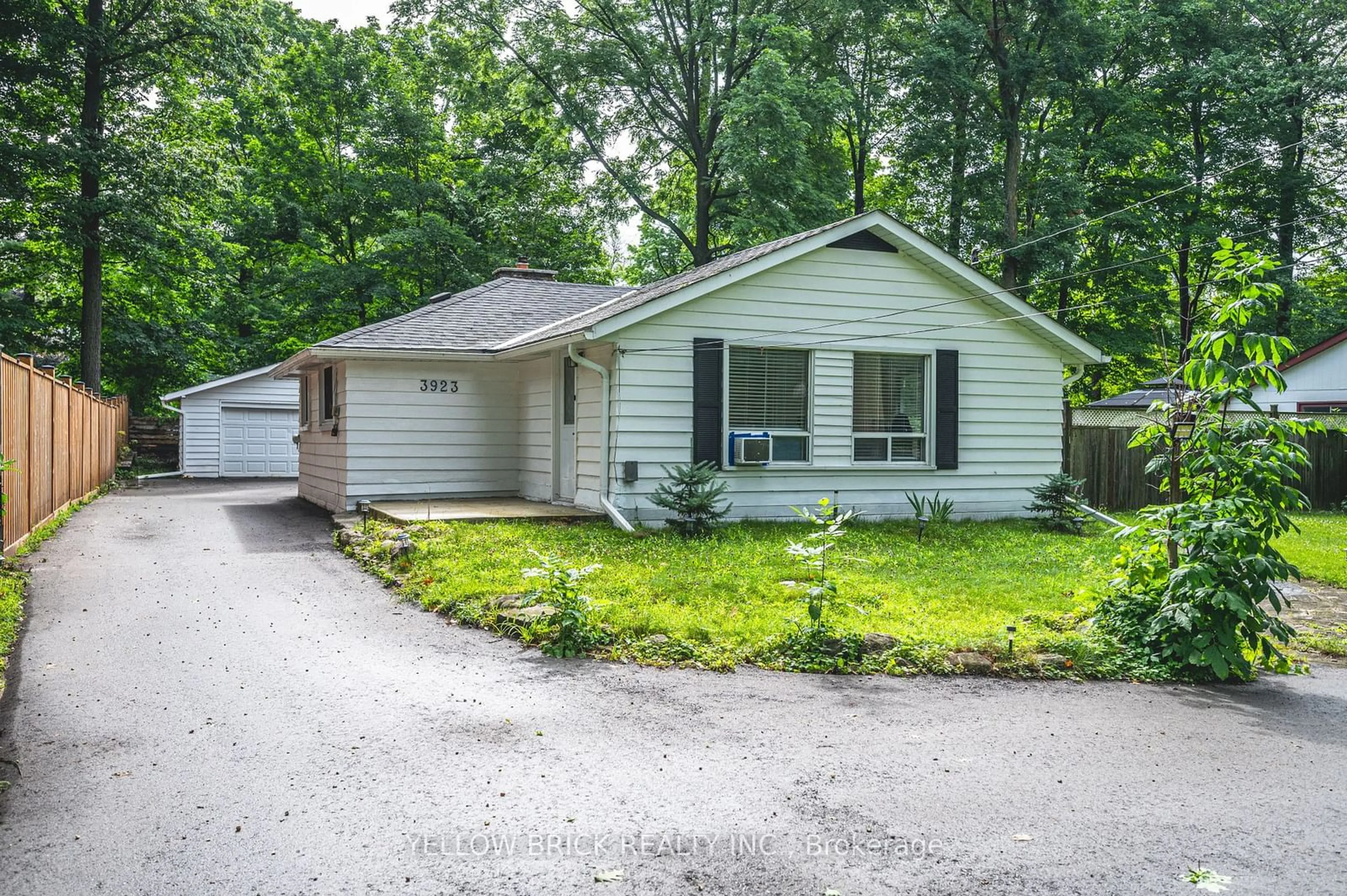 Home with vinyl exterior material, street for 3923 Algonquin Ave, Innisfil Ontario L9S 2M3