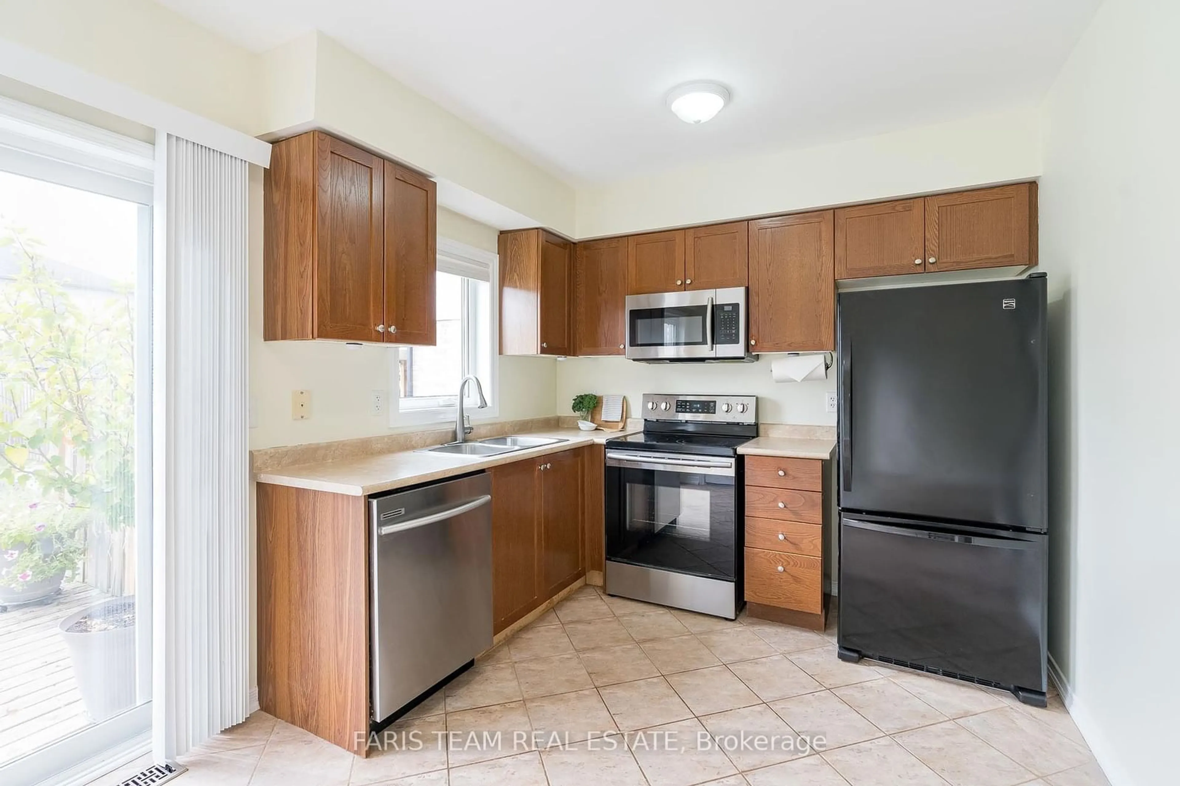 Standard kitchen, ceramic/tile floor for 78 Stonemount Cres, Essa Ontario L0M 1B4