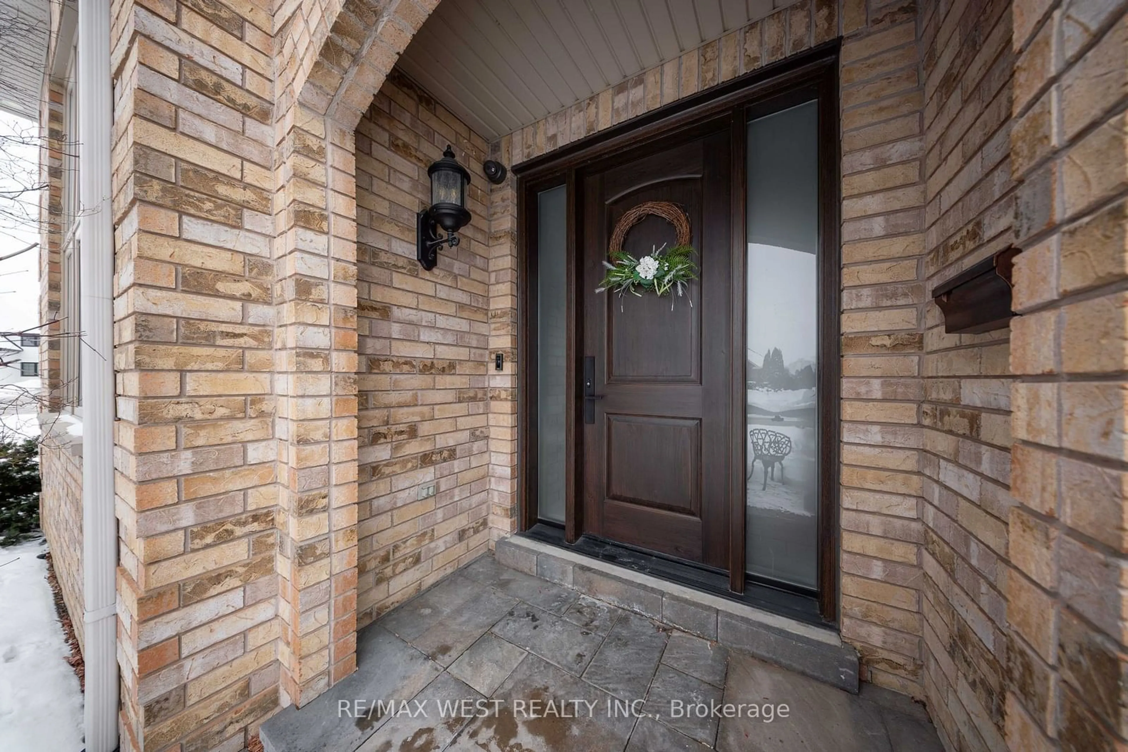 Indoor entryway for 10 Farmcrest Crt, King Ontario L0G 1N0