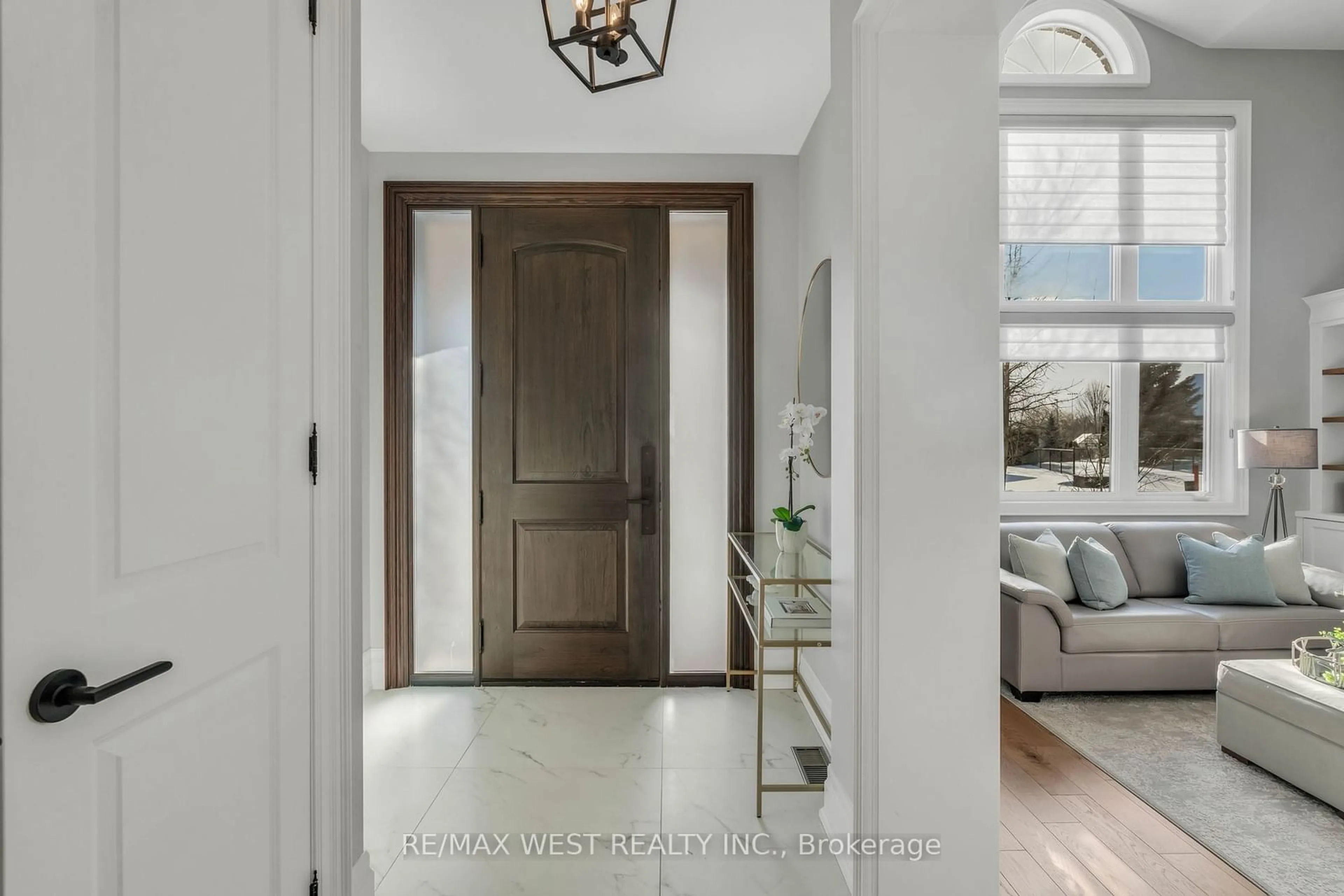 Indoor entryway for 10 Farmcrest Crt, King Ontario L0G 1N0