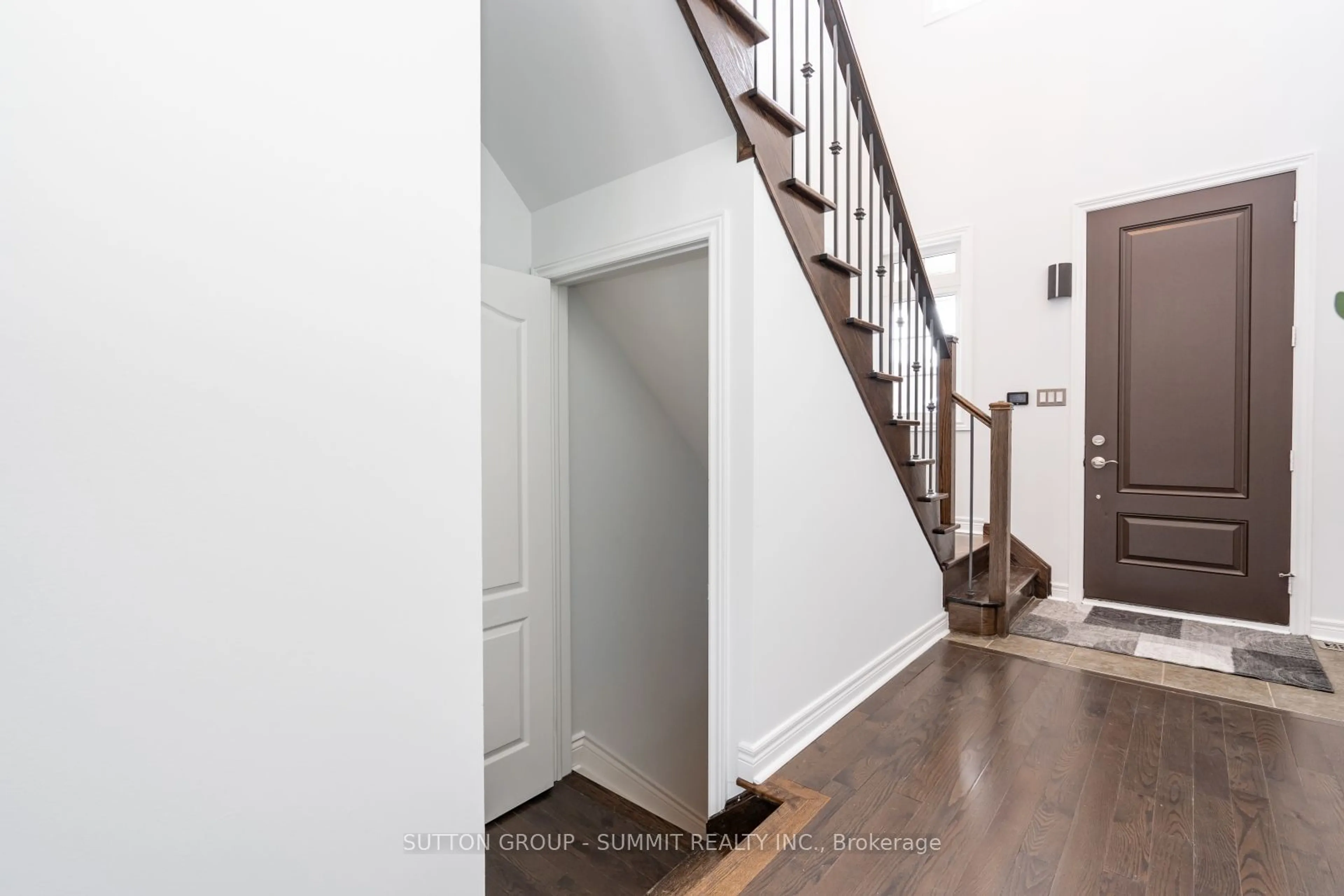 Indoor entryway for 195 Emma Broadbent Crt, Newmarket Ontario L3X 3K9