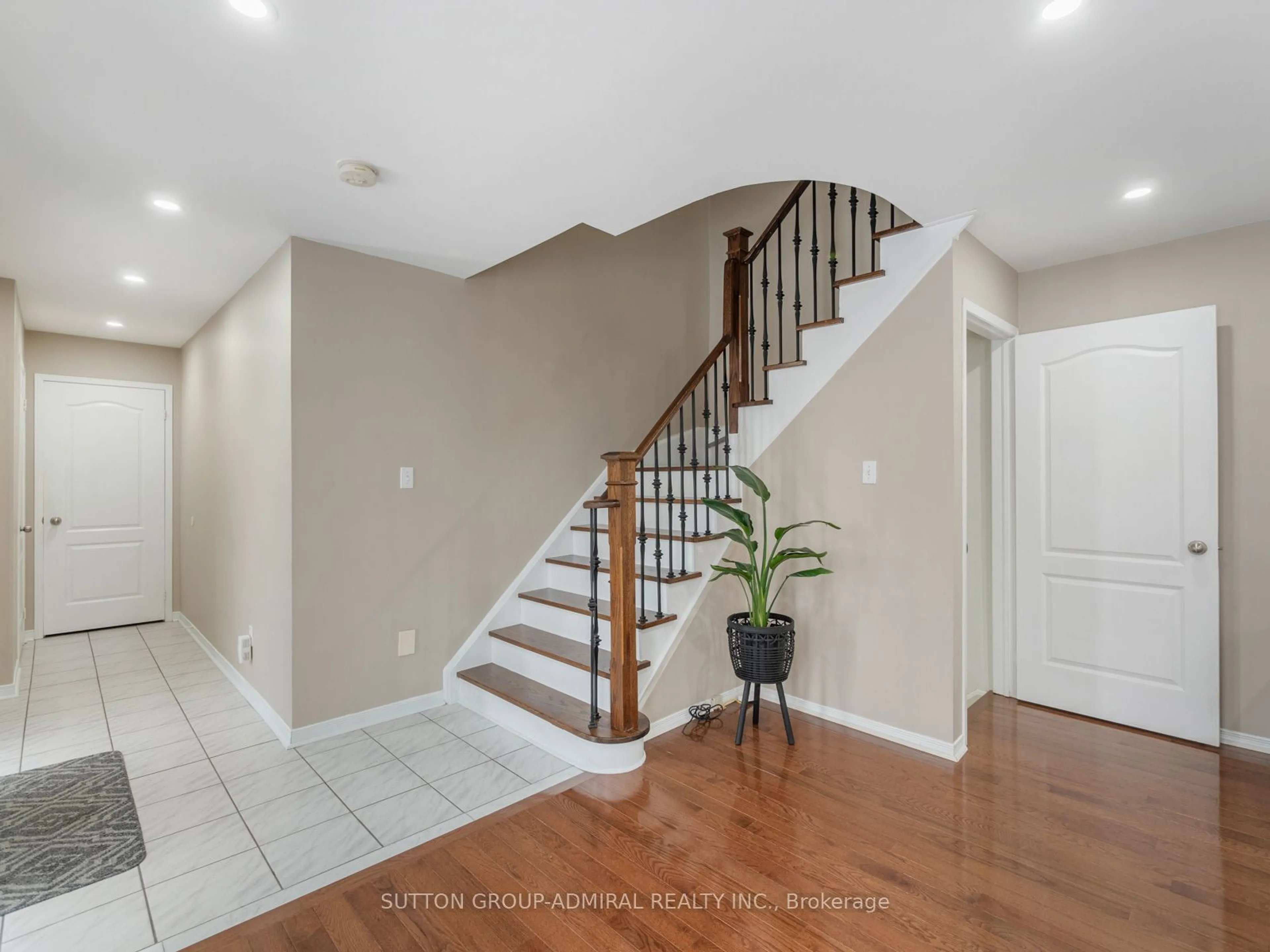 Indoor entryway for 2 Marathon Ave, Vaughan Ontario L4K 5H1