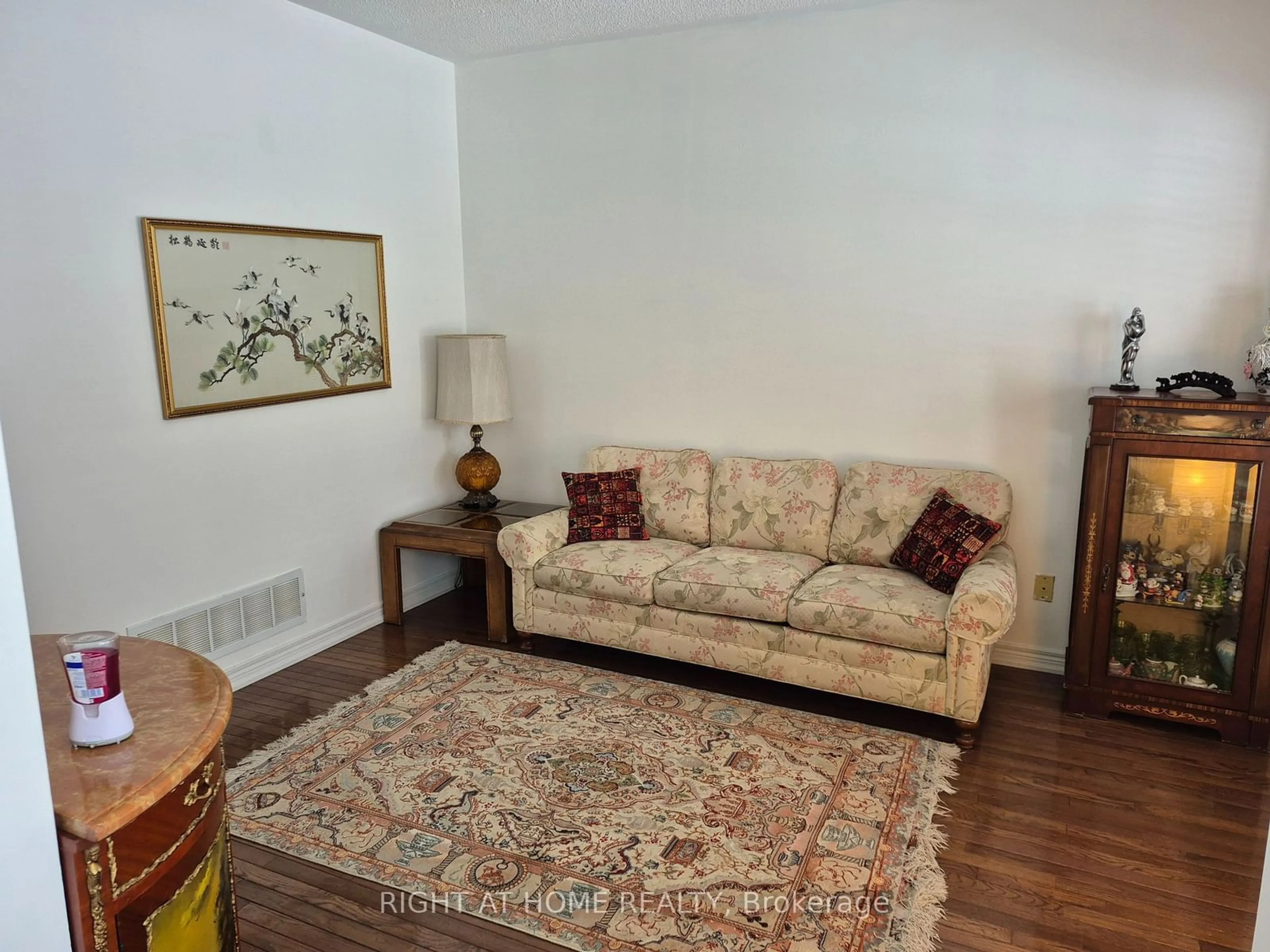 Living room with furniture, unknown for 3 Berringer St, Richmond Hill Ontario L4B 4G4