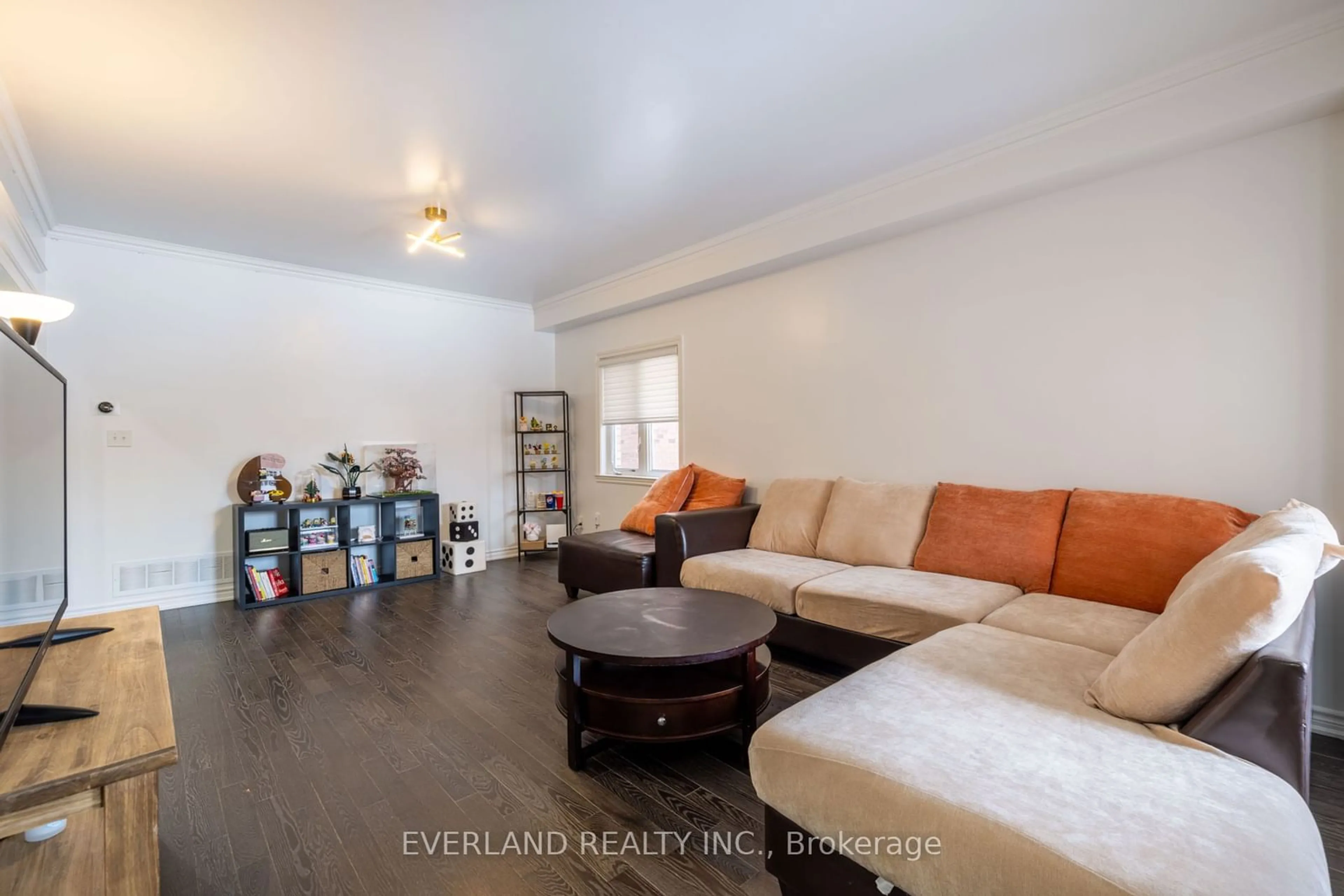 Living room with furniture, unknown for 33 Eagle Peak Dr, Richmond Hill Ontario L4S 2W3