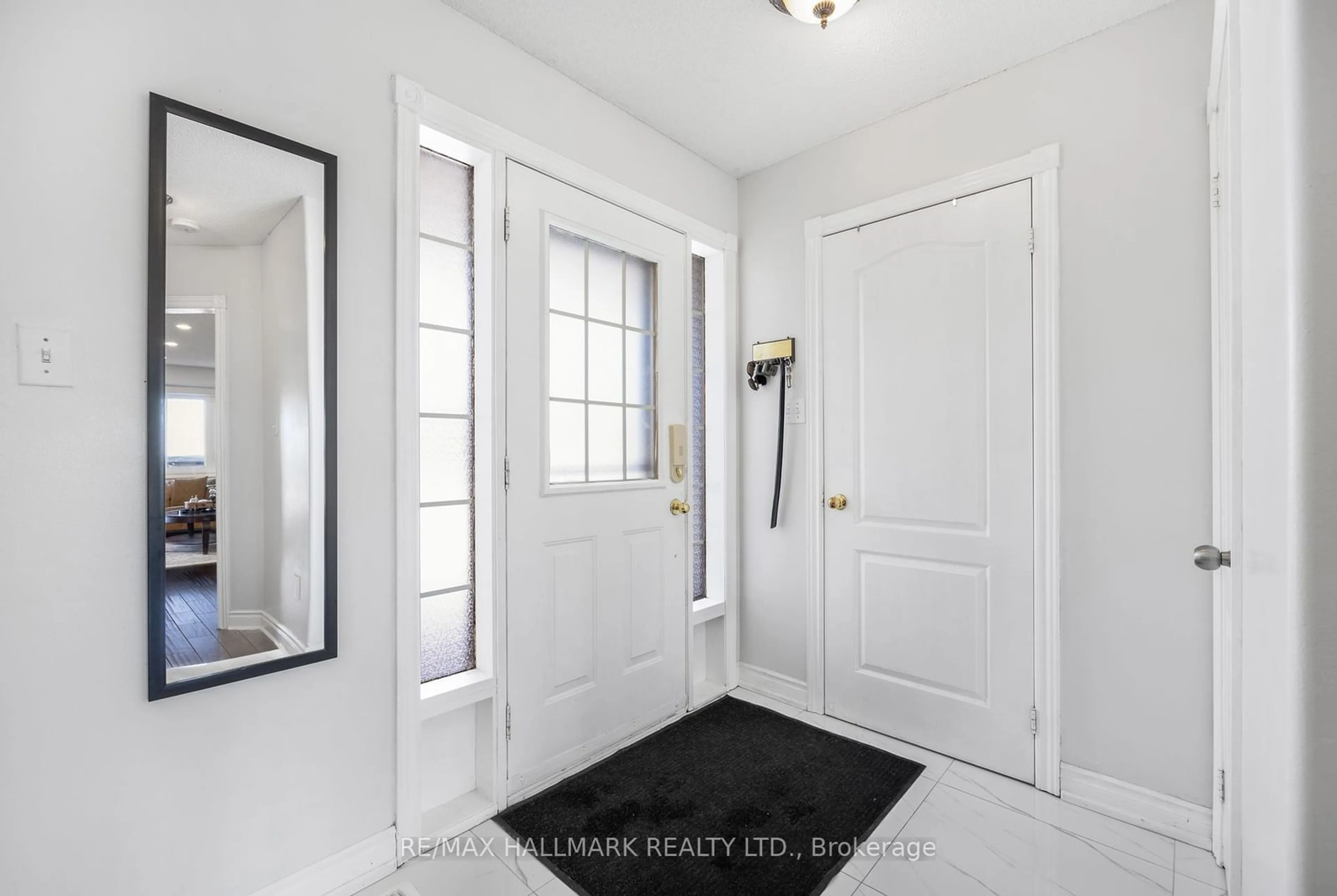 Indoor entryway for 35 Adams St, Bradford West Gwillimbury Ontario L3Z 3E5