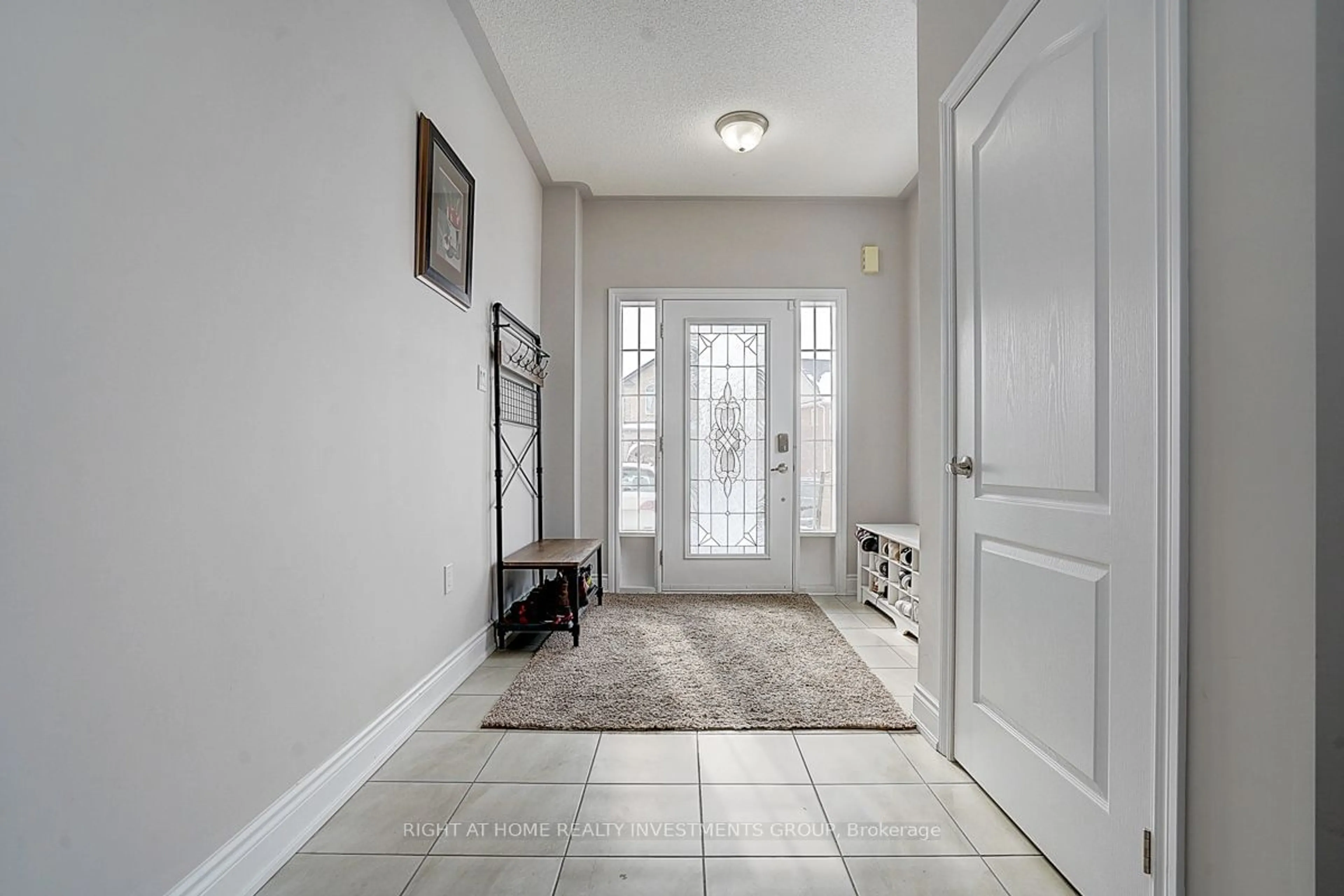 Indoor entryway for 208 Rutherford Rd, Bradford West Gwillimbury Ontario L3Z 0X5