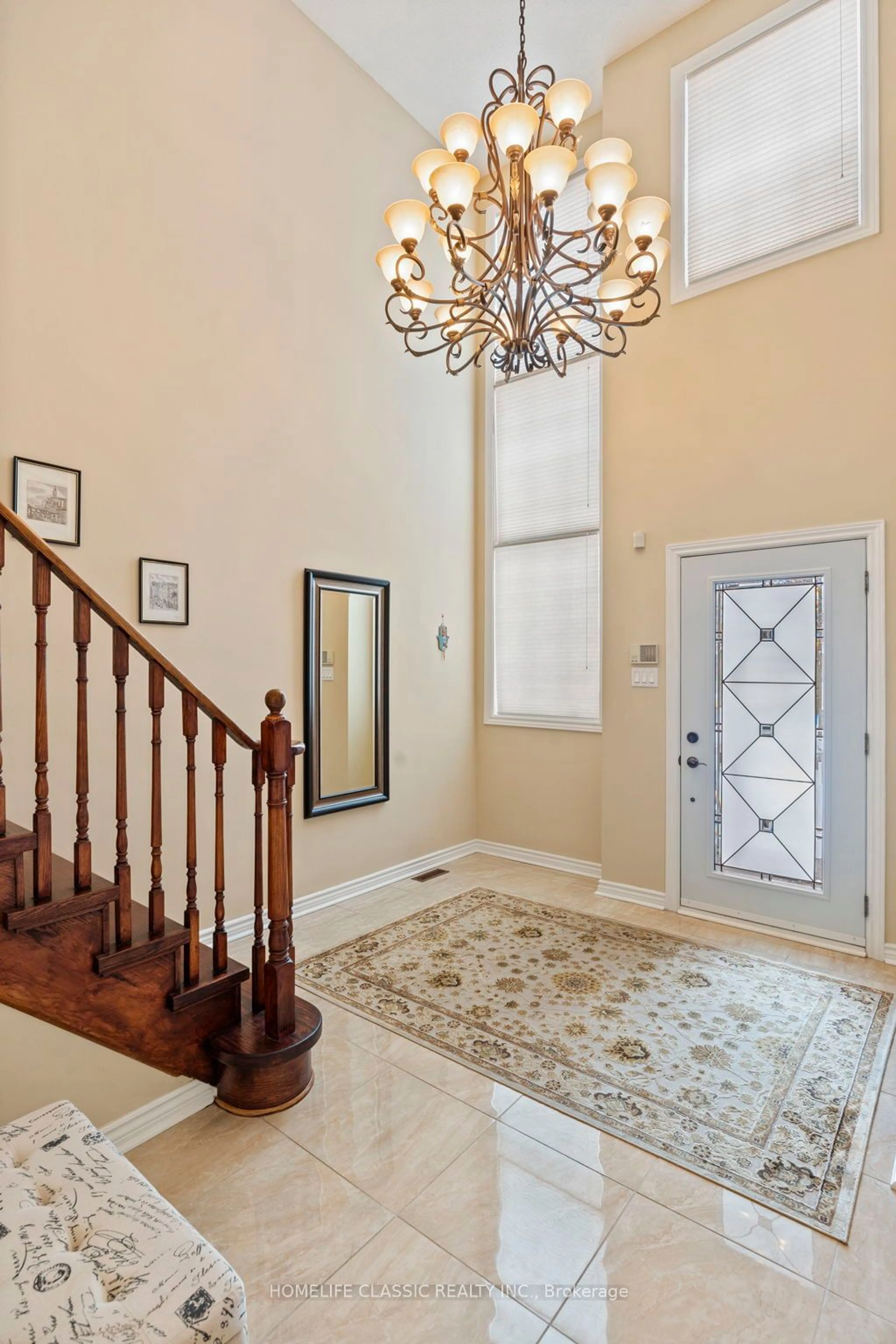 Indoor foyer for 81 Pinewood Dr, Vaughan Ontario L4J 5N8