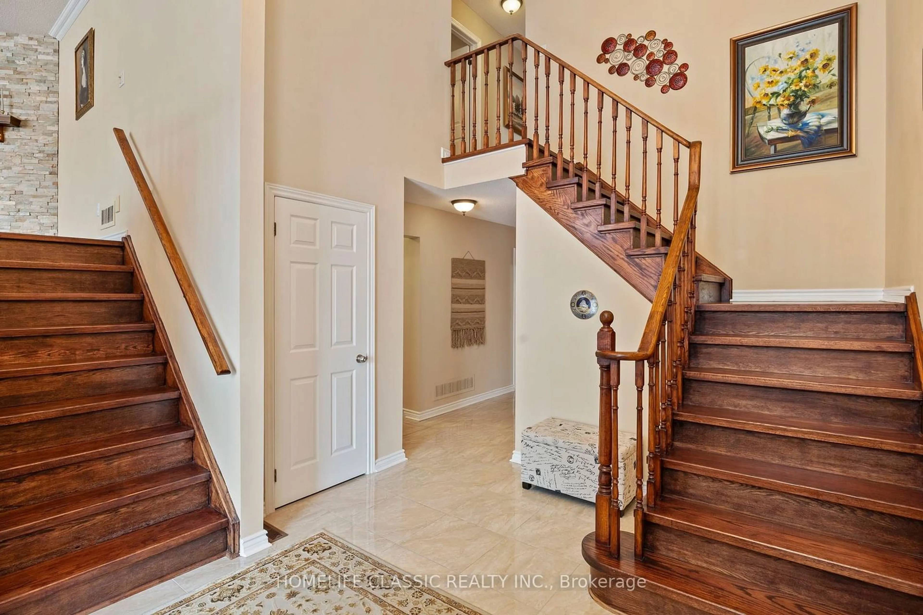 Indoor entryway for 81 Pinewood Dr, Vaughan Ontario L4J 5N8