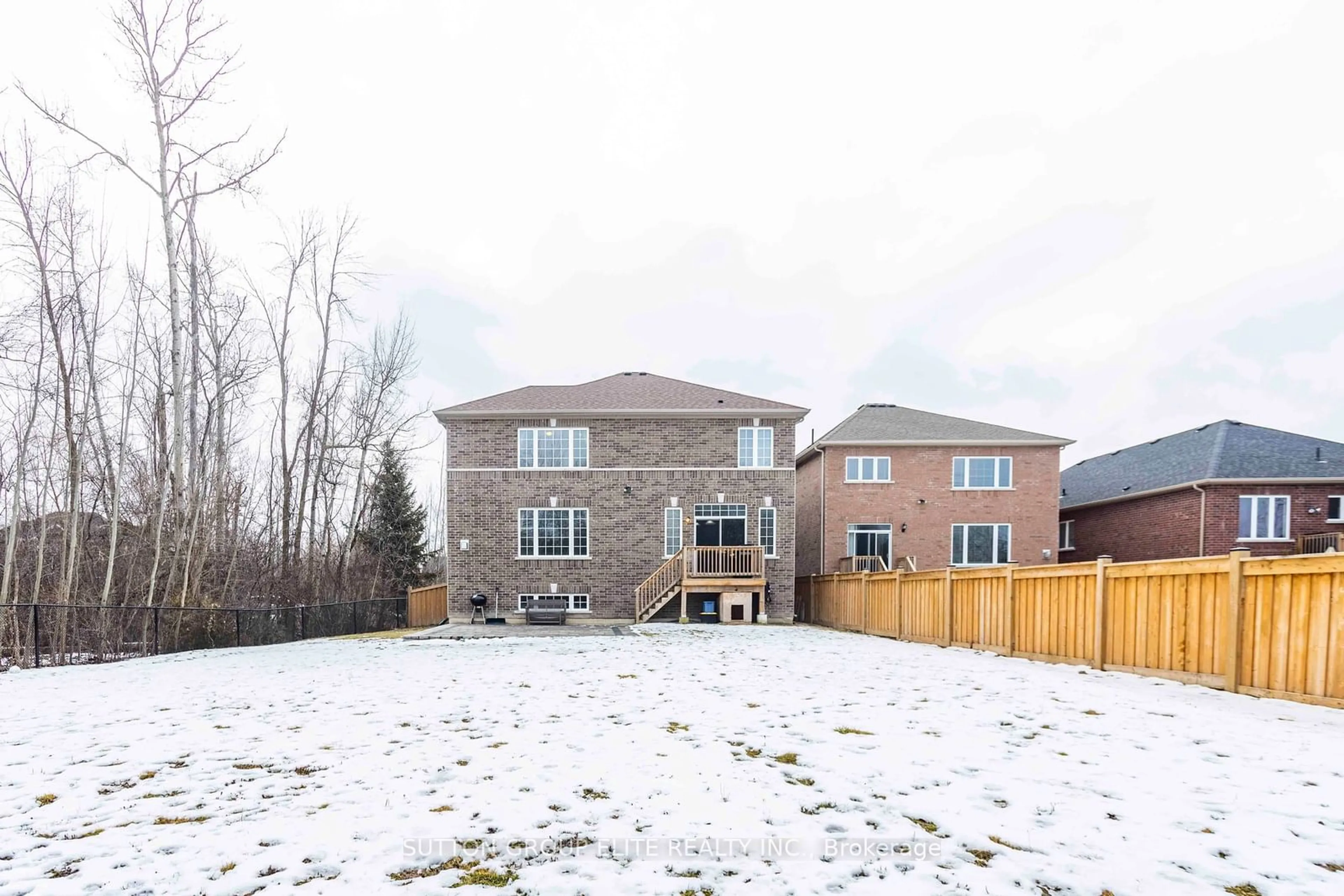 A pic from outside/outdoor area/front of a property/back of a property/a pic from drone, unknown for 38 Richmond Park Dr, Georgina Ontario L4P 0H2