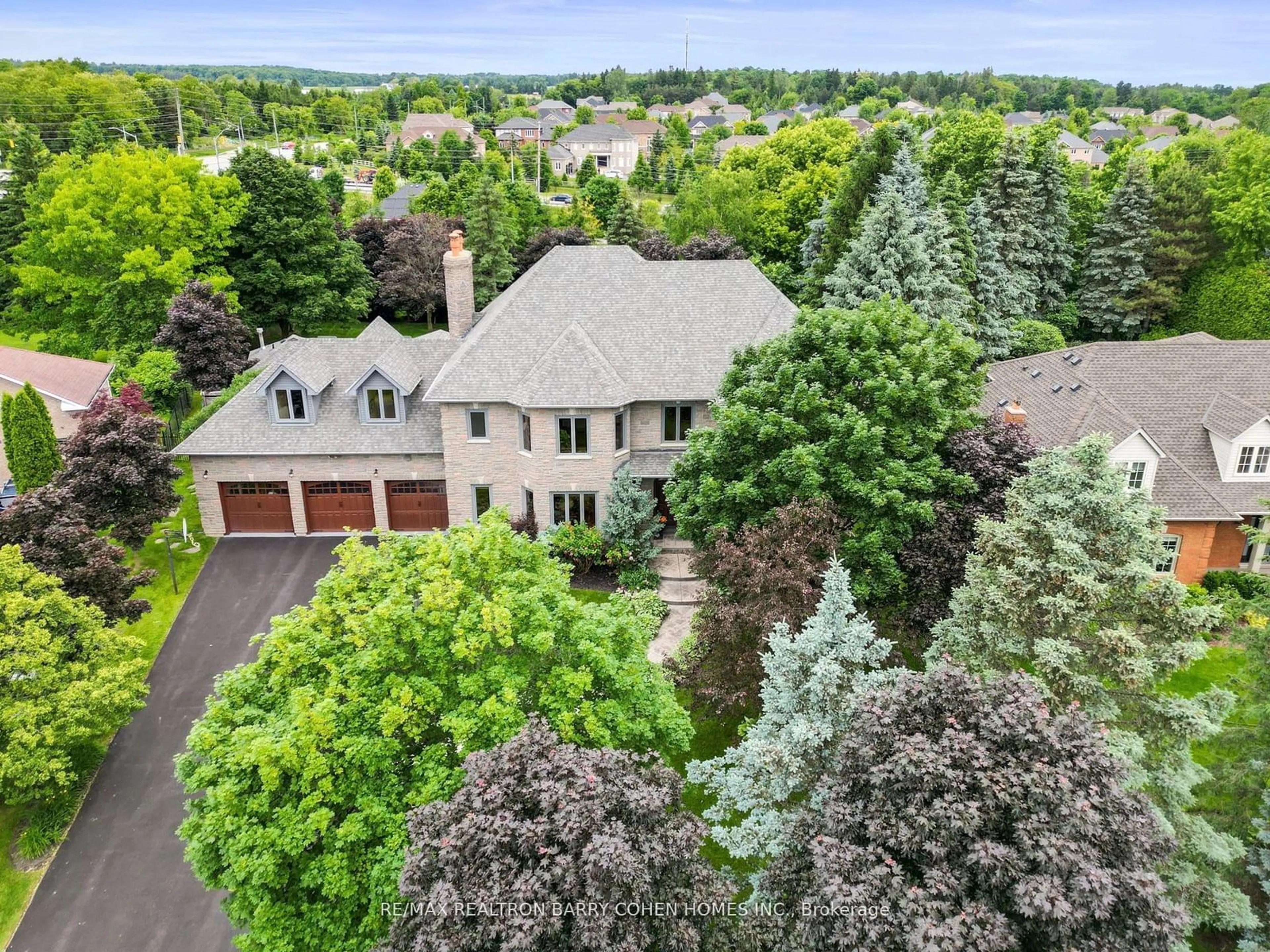 A pic from outside/outdoor area/front of a property/back of a property/a pic from drone, street for 157 Treegrove Circ, Aurora Ontario L4G 6M1