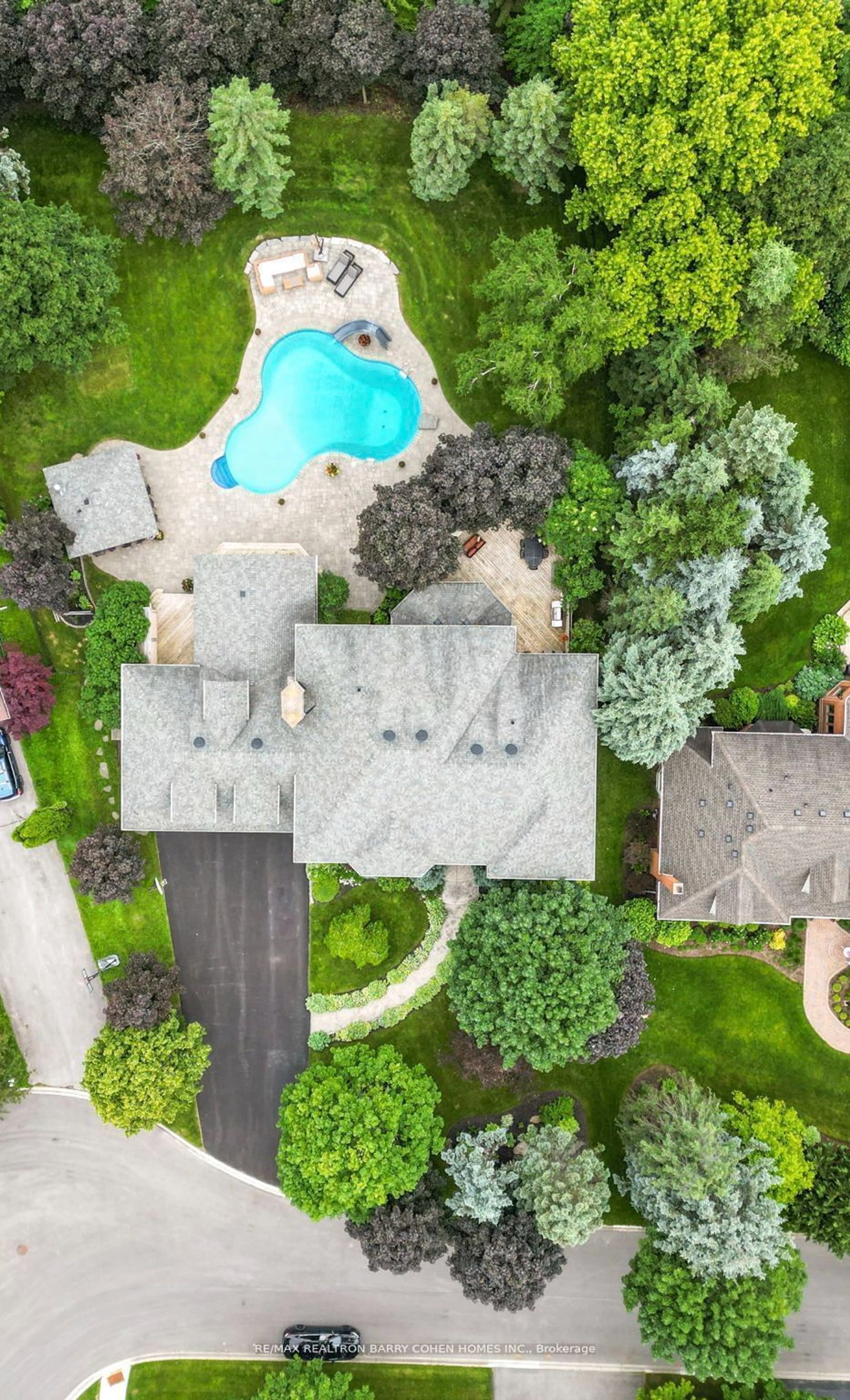 A pic from outside/outdoor area/front of a property/back of a property/a pic from drone, street for 157 Treegrove Circ, Aurora Ontario L4G 6M1