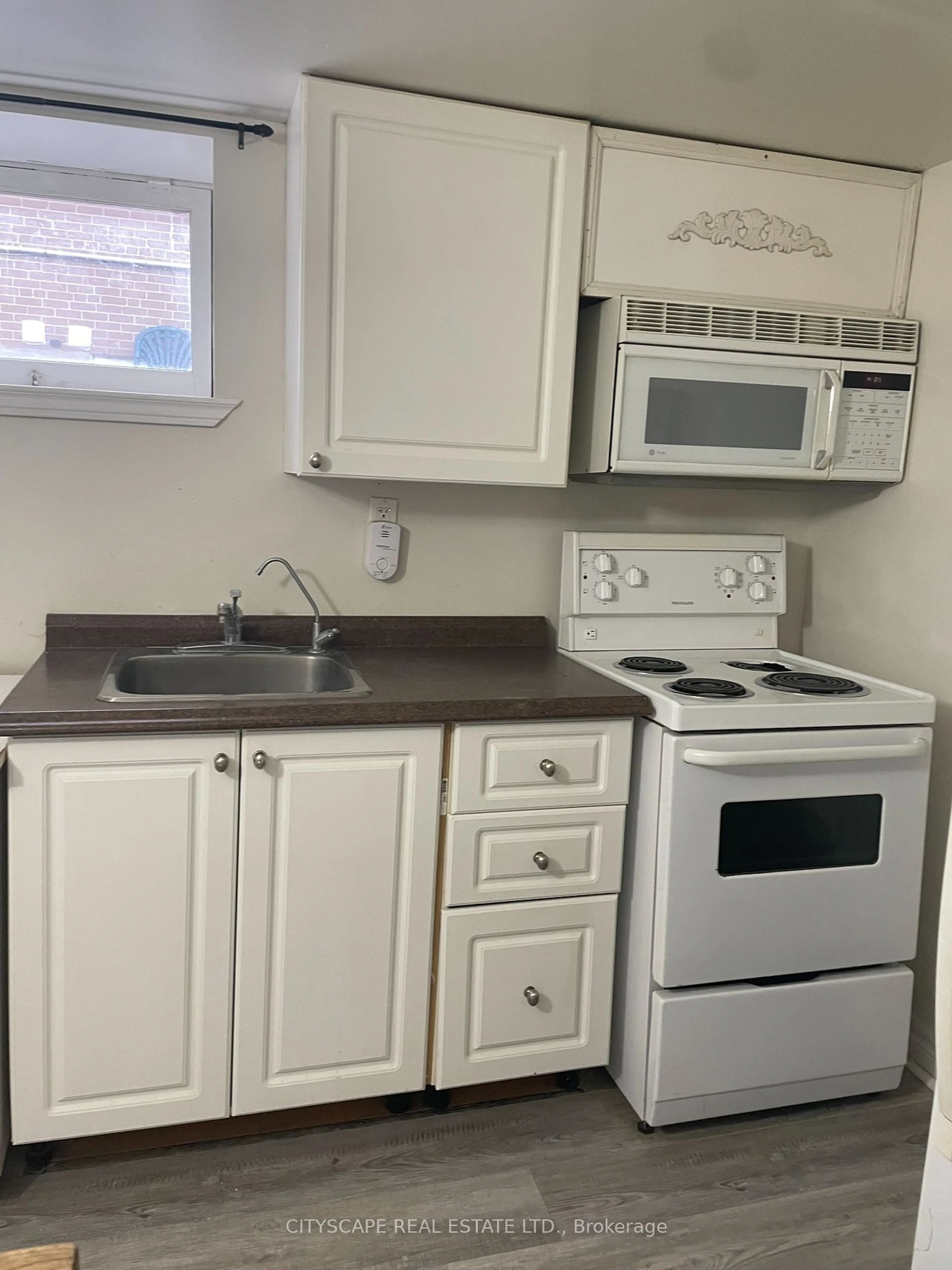 Standard kitchen, unknown for 169 Penn Ave, Newmarket Ontario L3Y 2S3