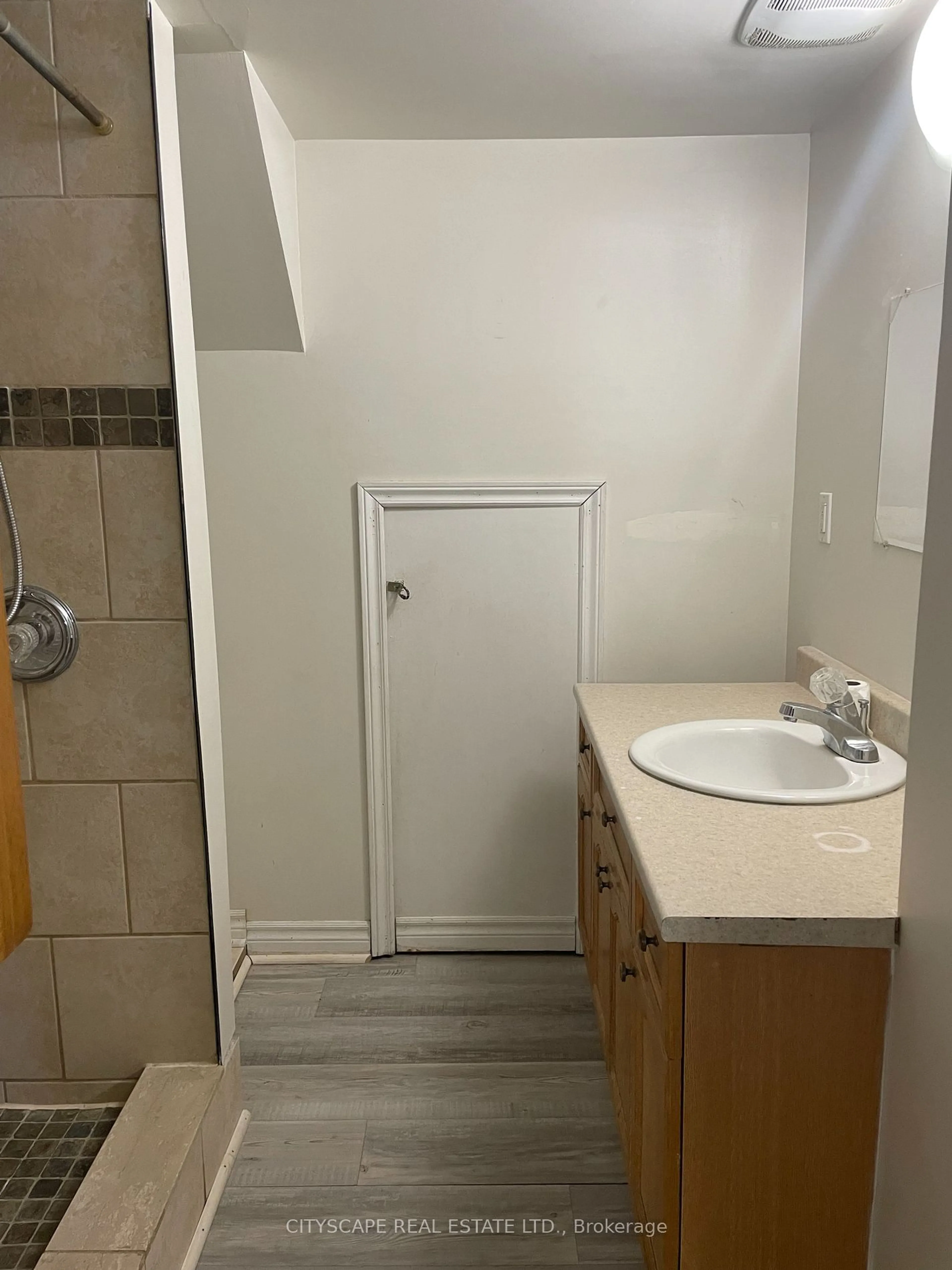 Standard bathroom, unknown for 169 Penn Ave, Newmarket Ontario L3Y 2S3