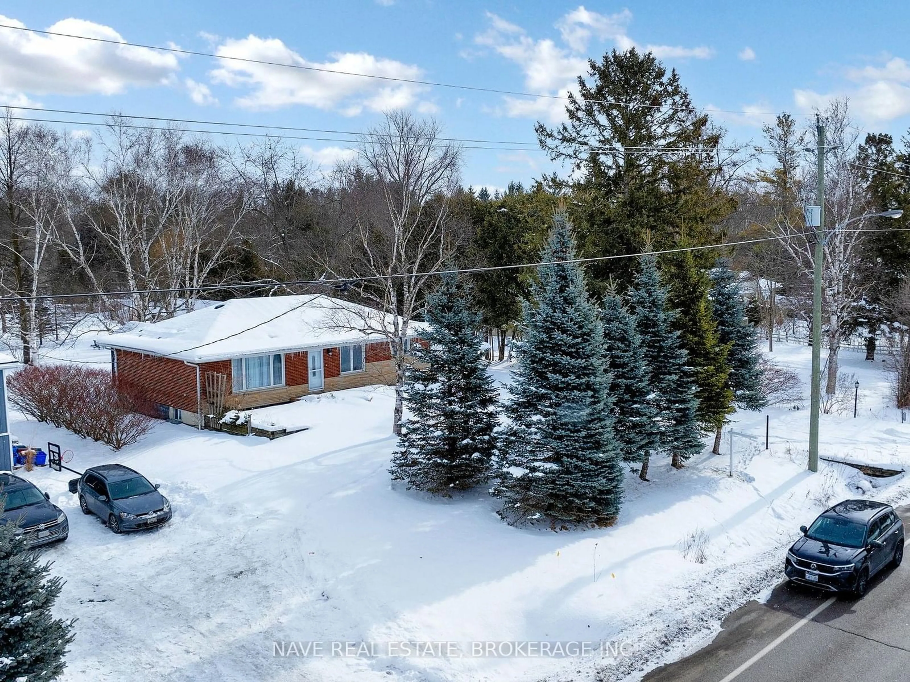 A pic from outside/outdoor area/front of a property/back of a property/a pic from drone, street for 20015 Bathurst St, East Gwillimbury Ontario L9N 1N3