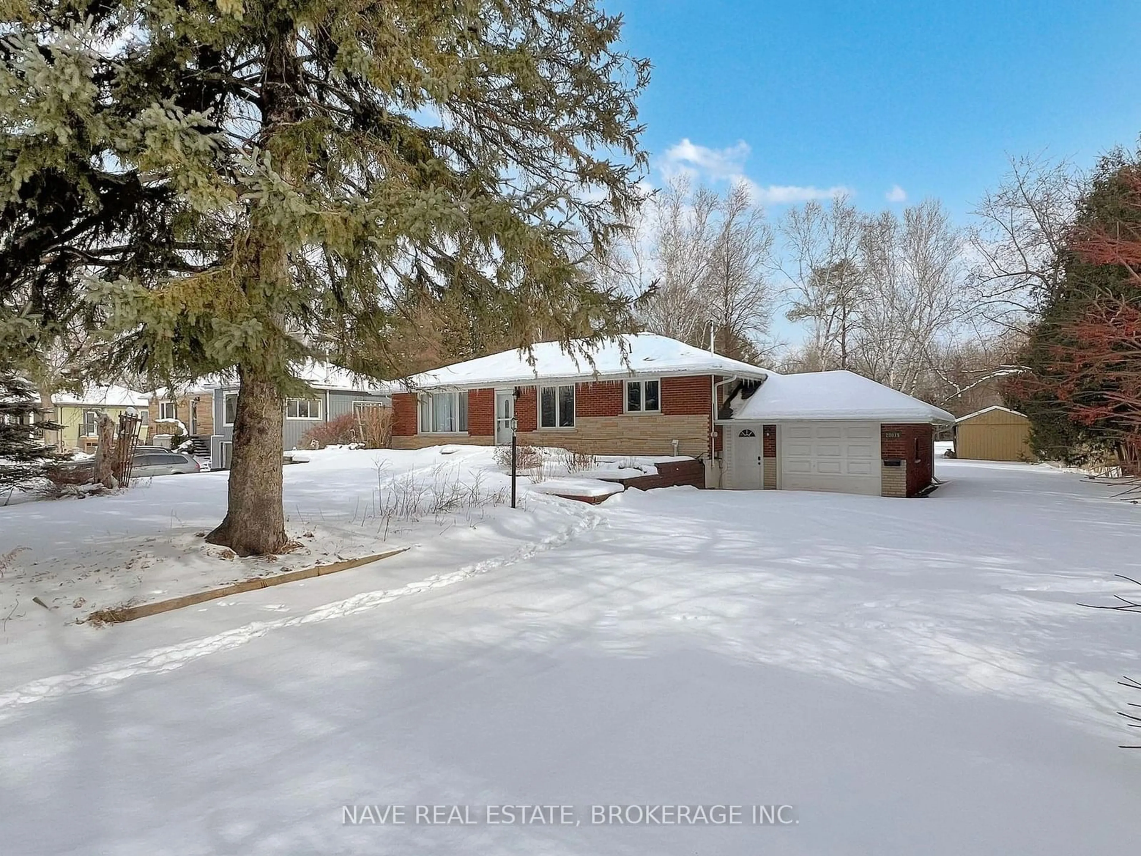 A pic from outside/outdoor area/front of a property/back of a property/a pic from drone, street for 20015 Bathurst St, East Gwillimbury Ontario L9N 1N3