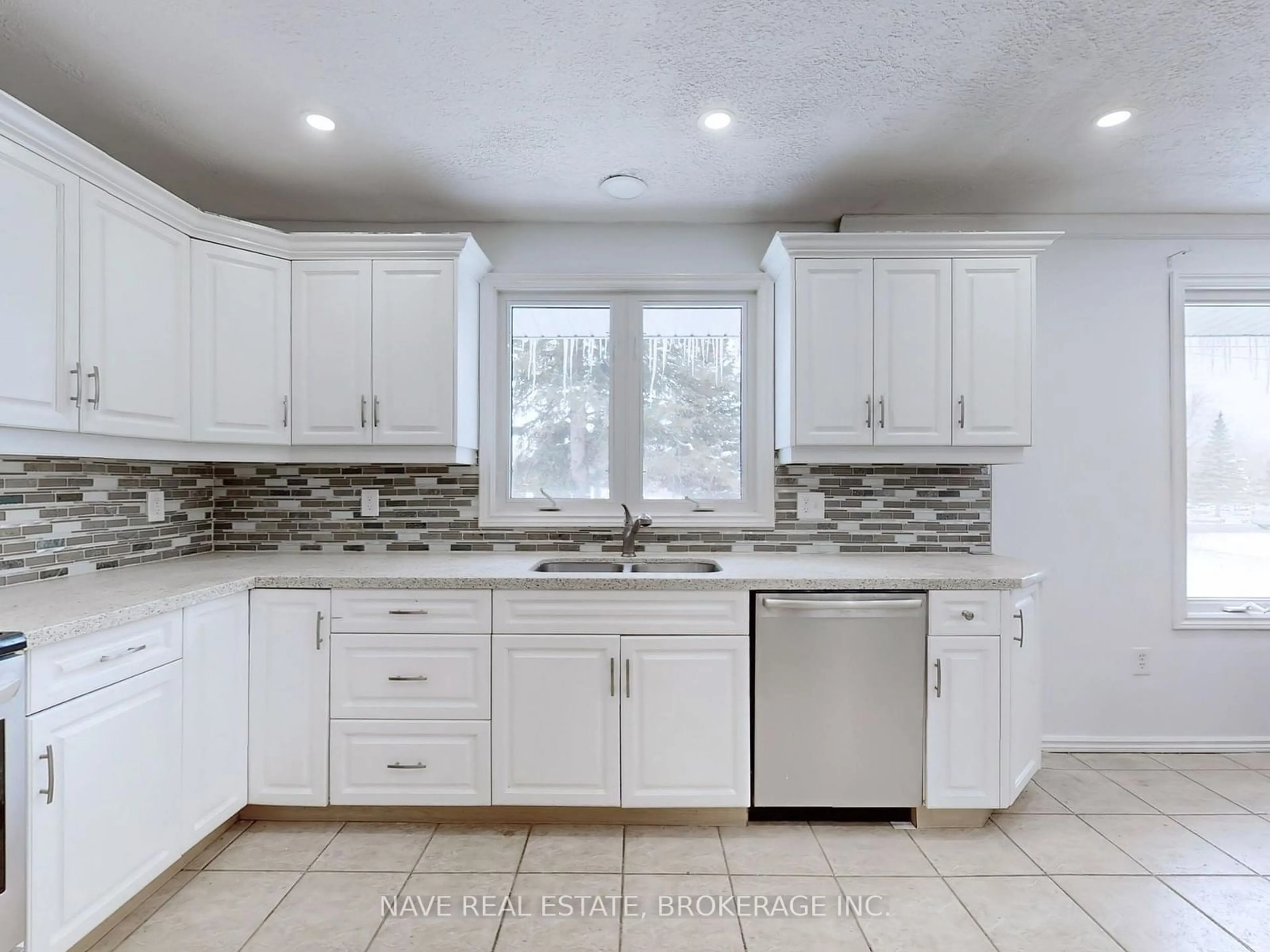 Open concept kitchen, ceramic/tile floor for 20015 Bathurst St, East Gwillimbury Ontario L9N 1N3