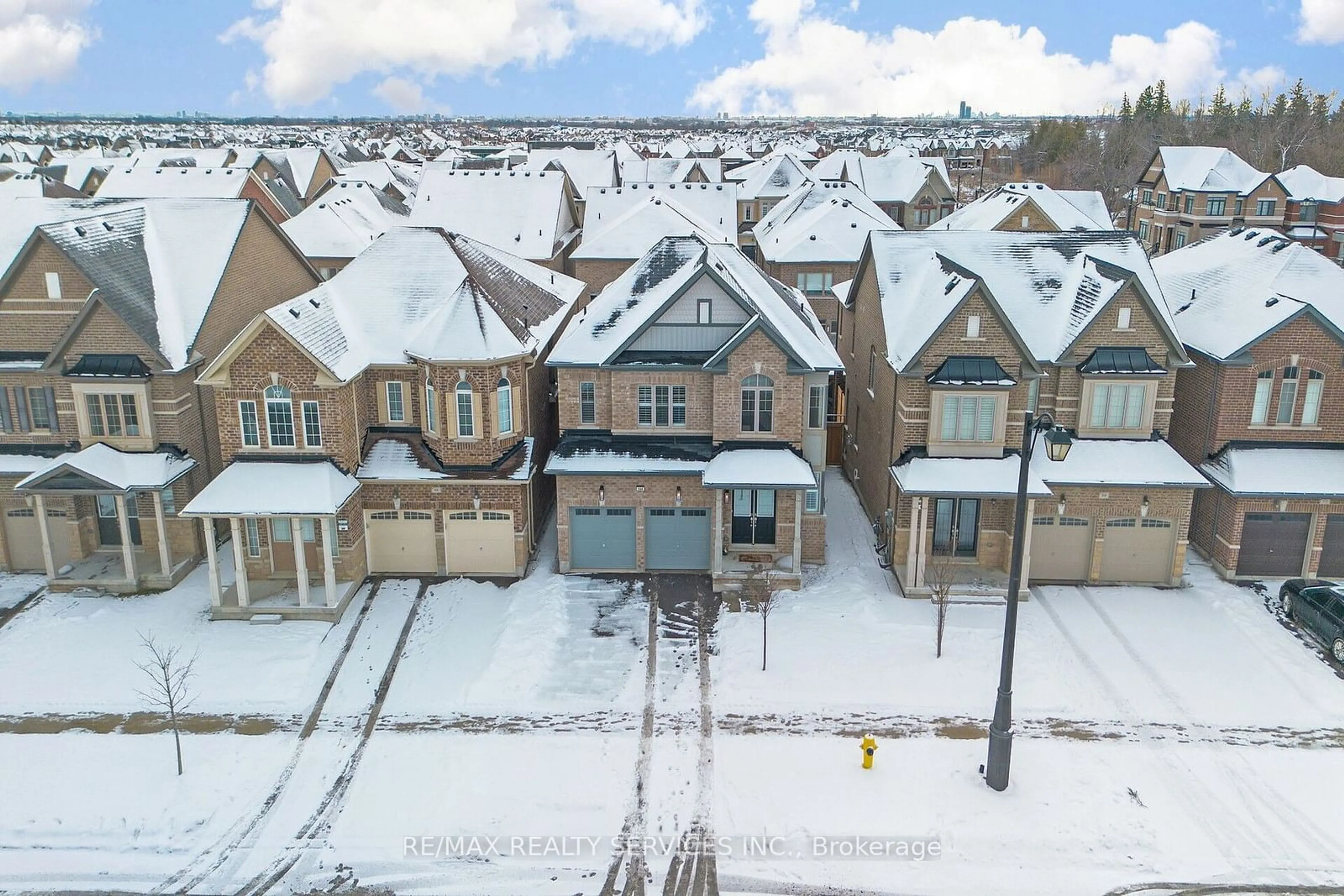 A pic from outside/outdoor area/front of a property/back of a property/a pic from drone, street for 564 Mactier Dr, Vaughan Ontario L4H 4T9