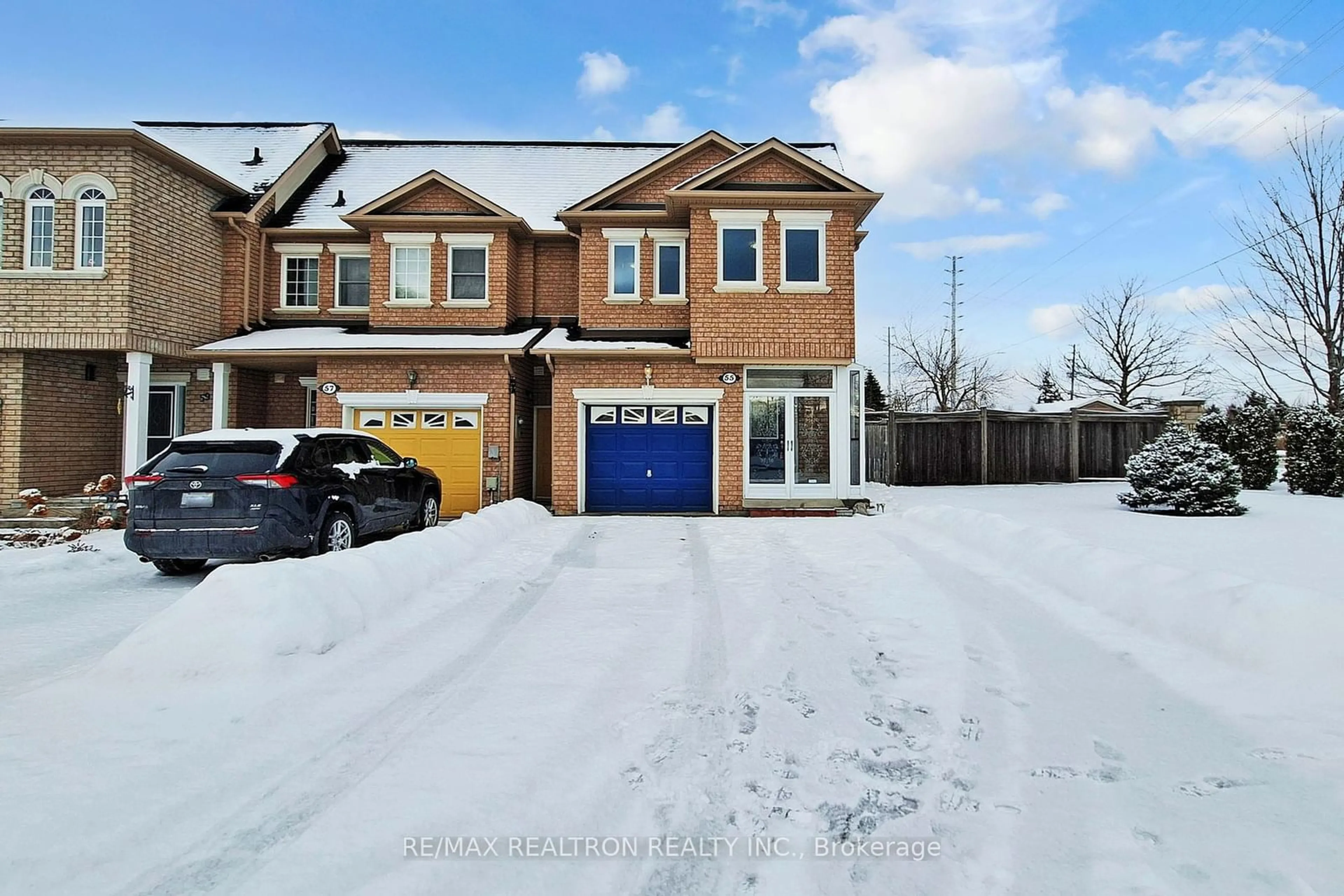 A pic from outside/outdoor area/front of a property/back of a property/a pic from drone, street for 55 Ruby Cres, Richmond Hill Ontario L4S 2E9