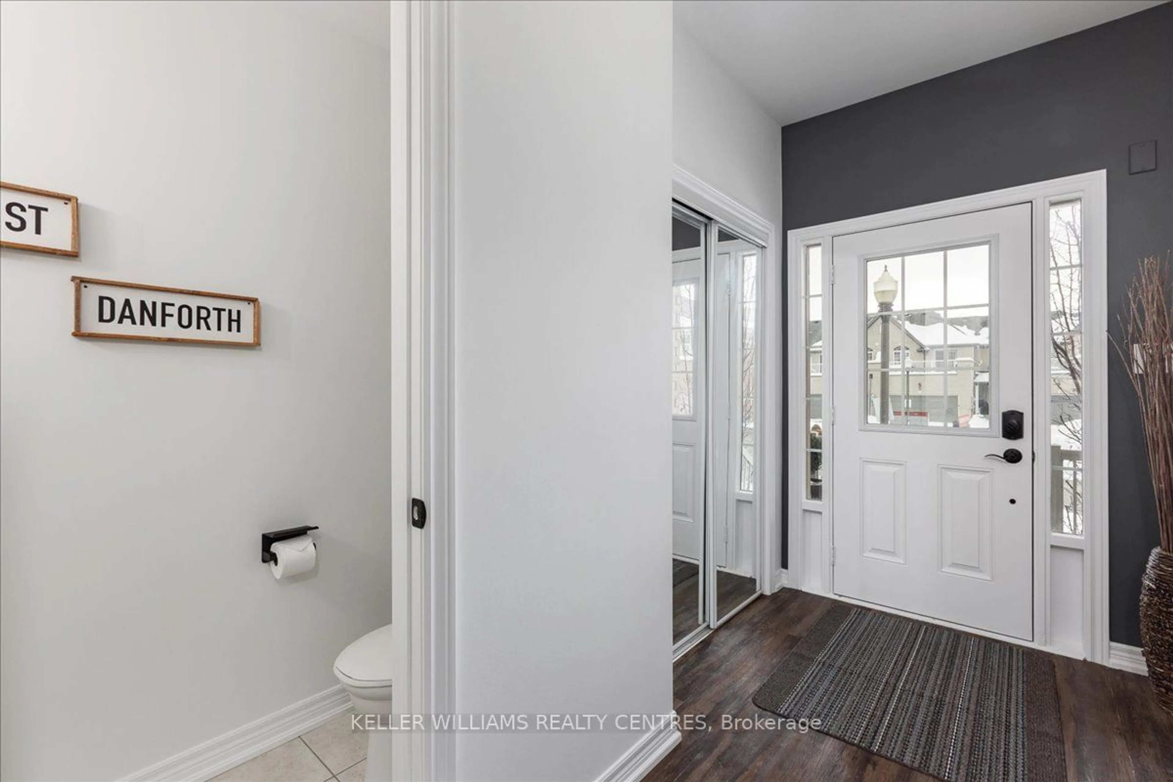 Indoor entryway for 16 Caserta St, Georgina Ontario L4P 0E6