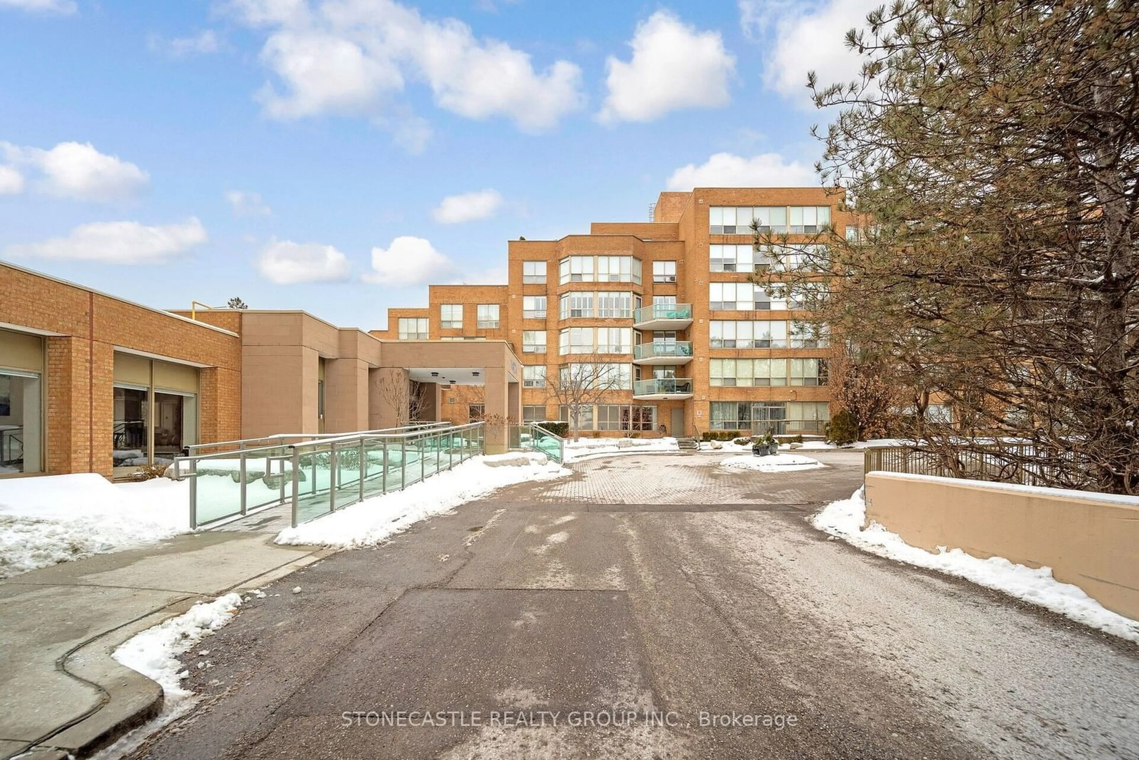 Pool for 14924 Yonge St #218, Aurora Ontario L4G 6H7