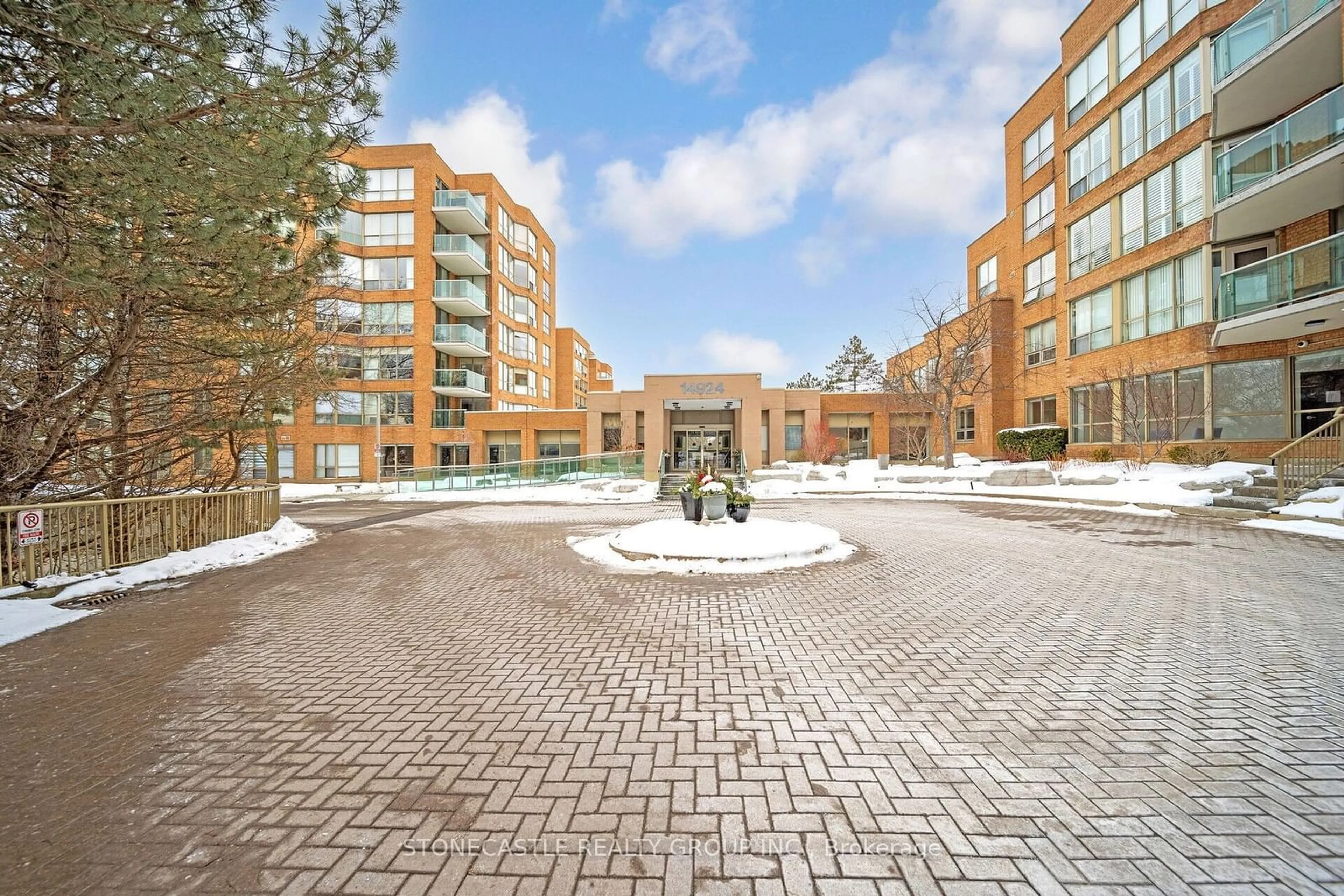 Patio, building for 14924 Yonge St #218, Aurora Ontario L4G 6H7