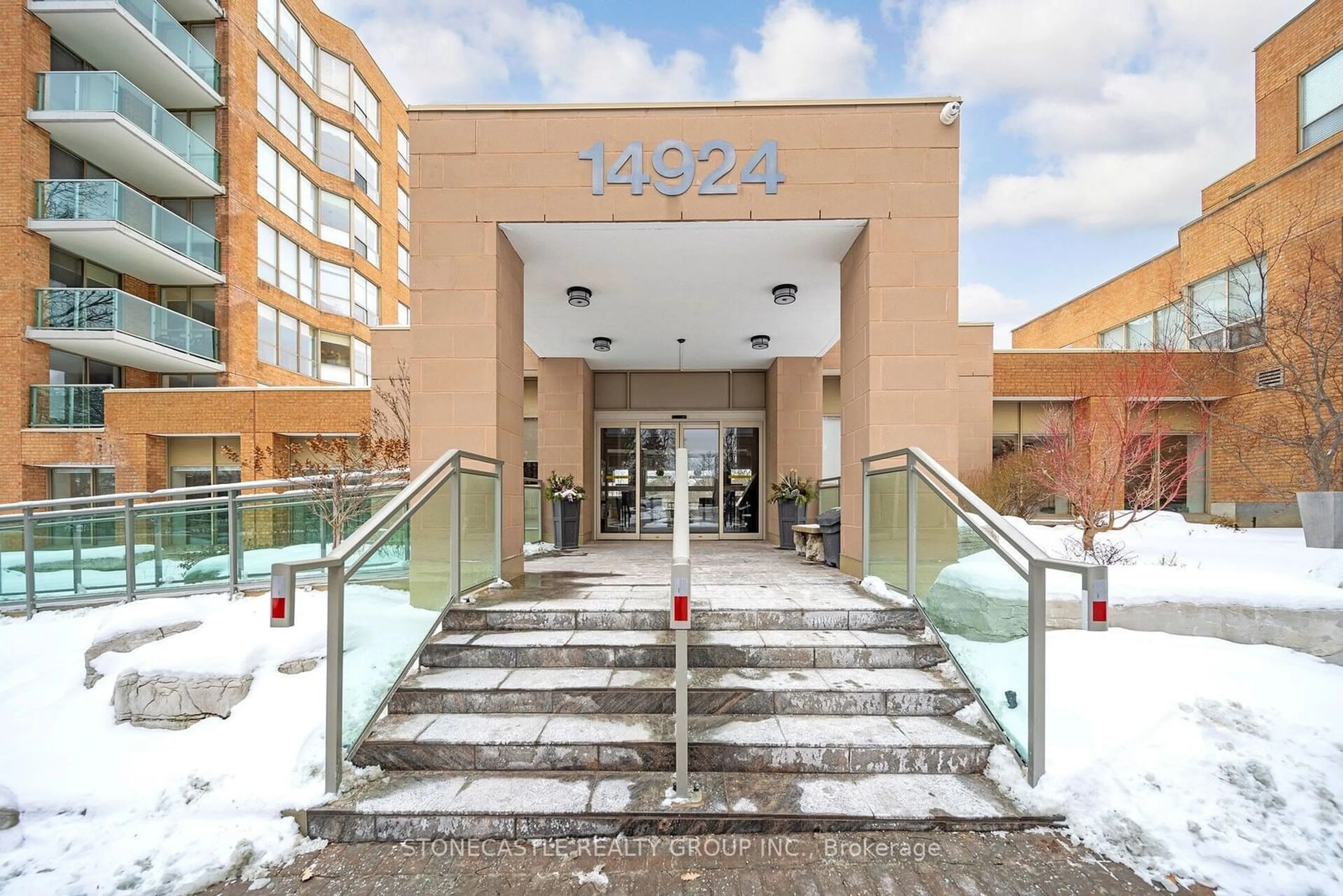 Indoor foyer for 14924 Yonge St #218, Aurora Ontario L4G 6H7