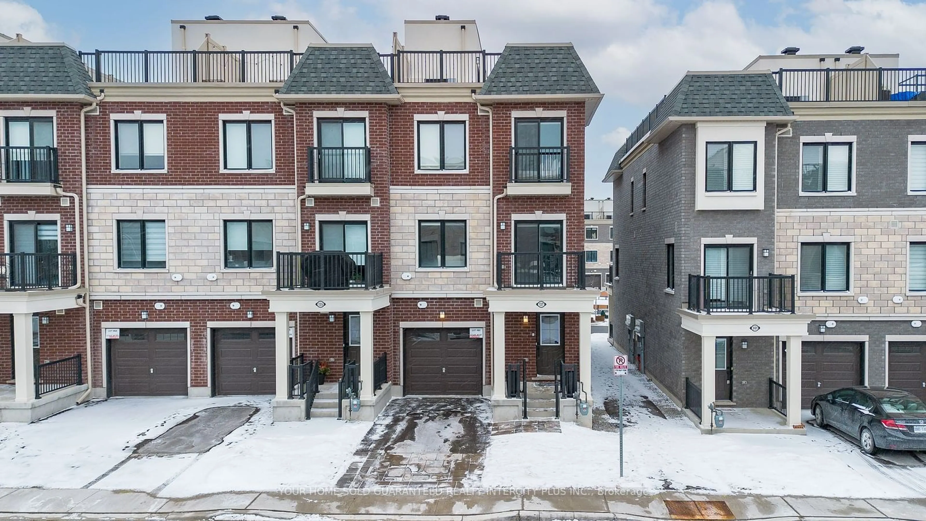 A pic from outside/outdoor area/front of a property/back of a property/a pic from drone, street for 137 Covington Cres, Whitchurch-Stouffville Ontario L4A 4W8