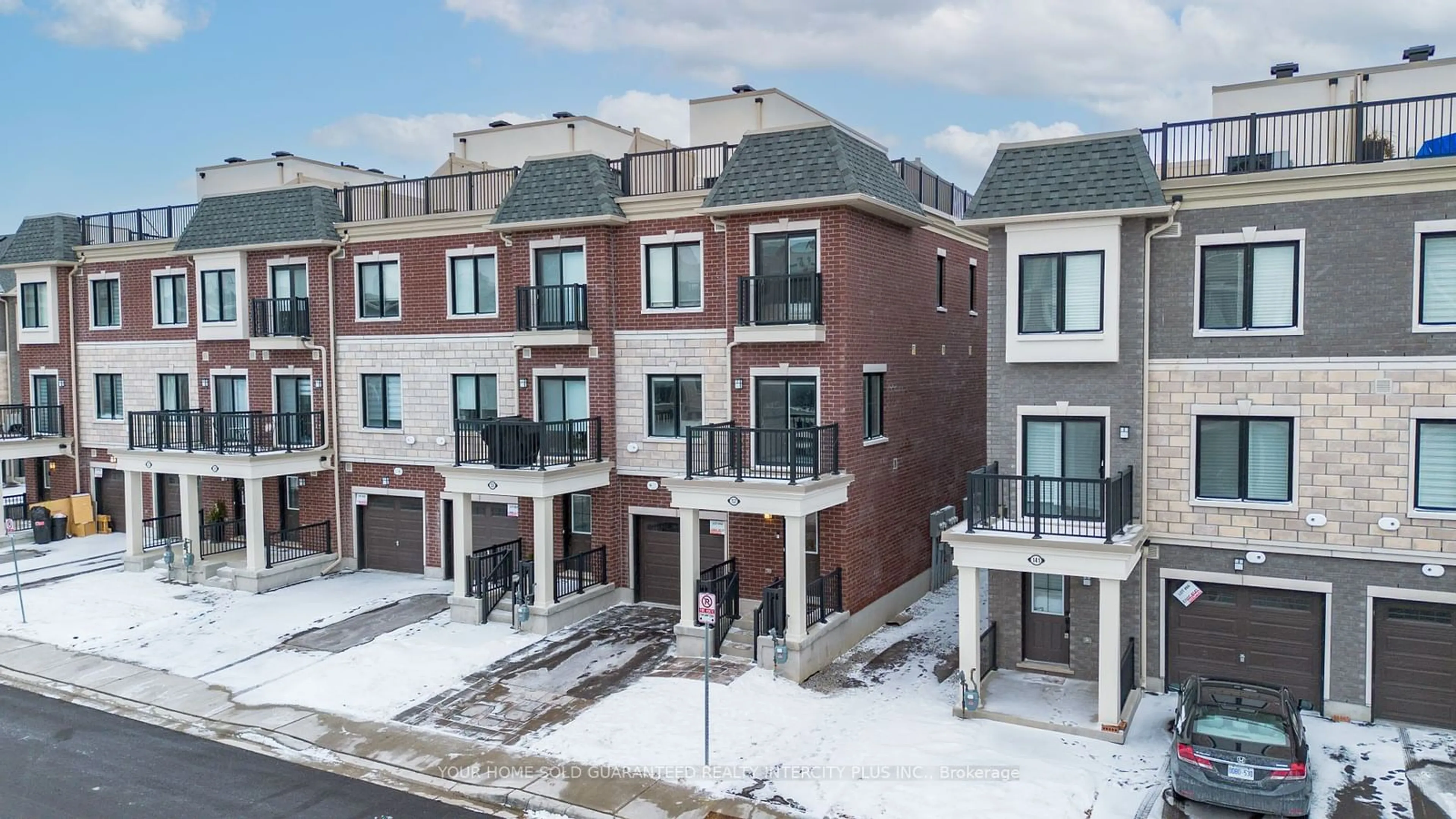 A pic from outside/outdoor area/front of a property/back of a property/a pic from drone, street for 137 Covington Cres, Whitchurch-Stouffville Ontario L4A 4W8