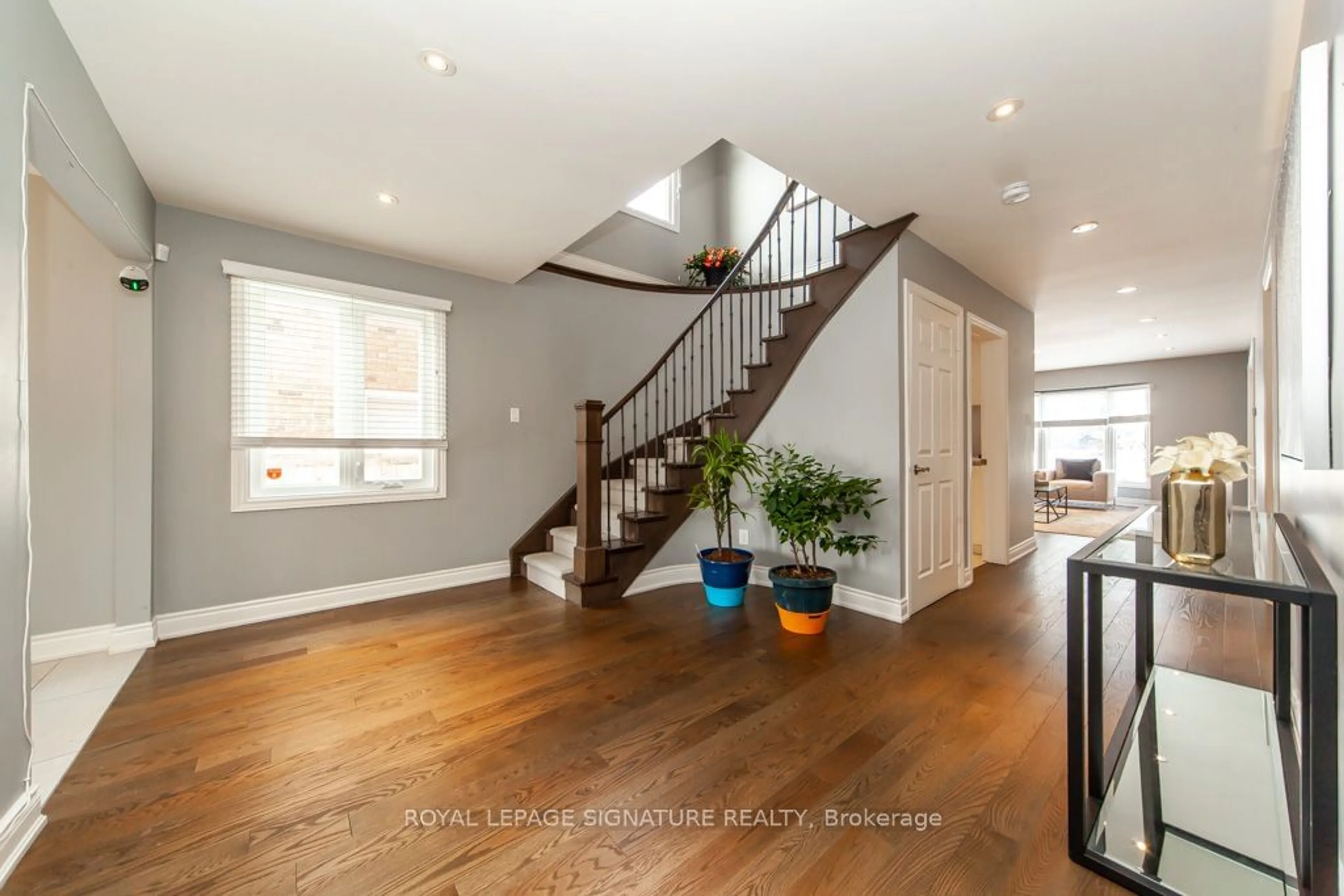 Indoor entryway for 154 Oliver Lane, Vaughan Ontario L6A 1A9