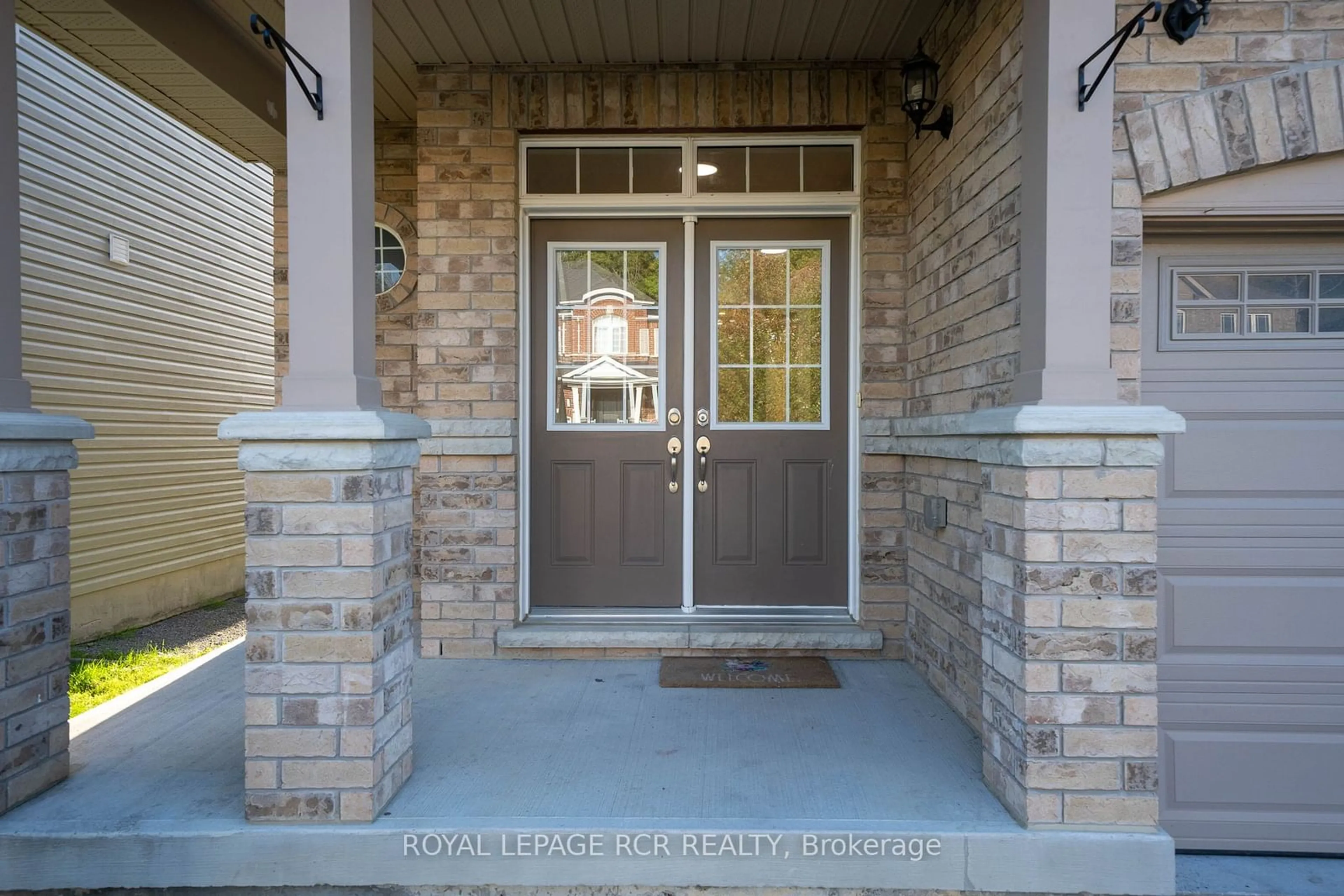 Indoor entryway for 29 Bamburg St, Georgina Ontario L0E 1R0