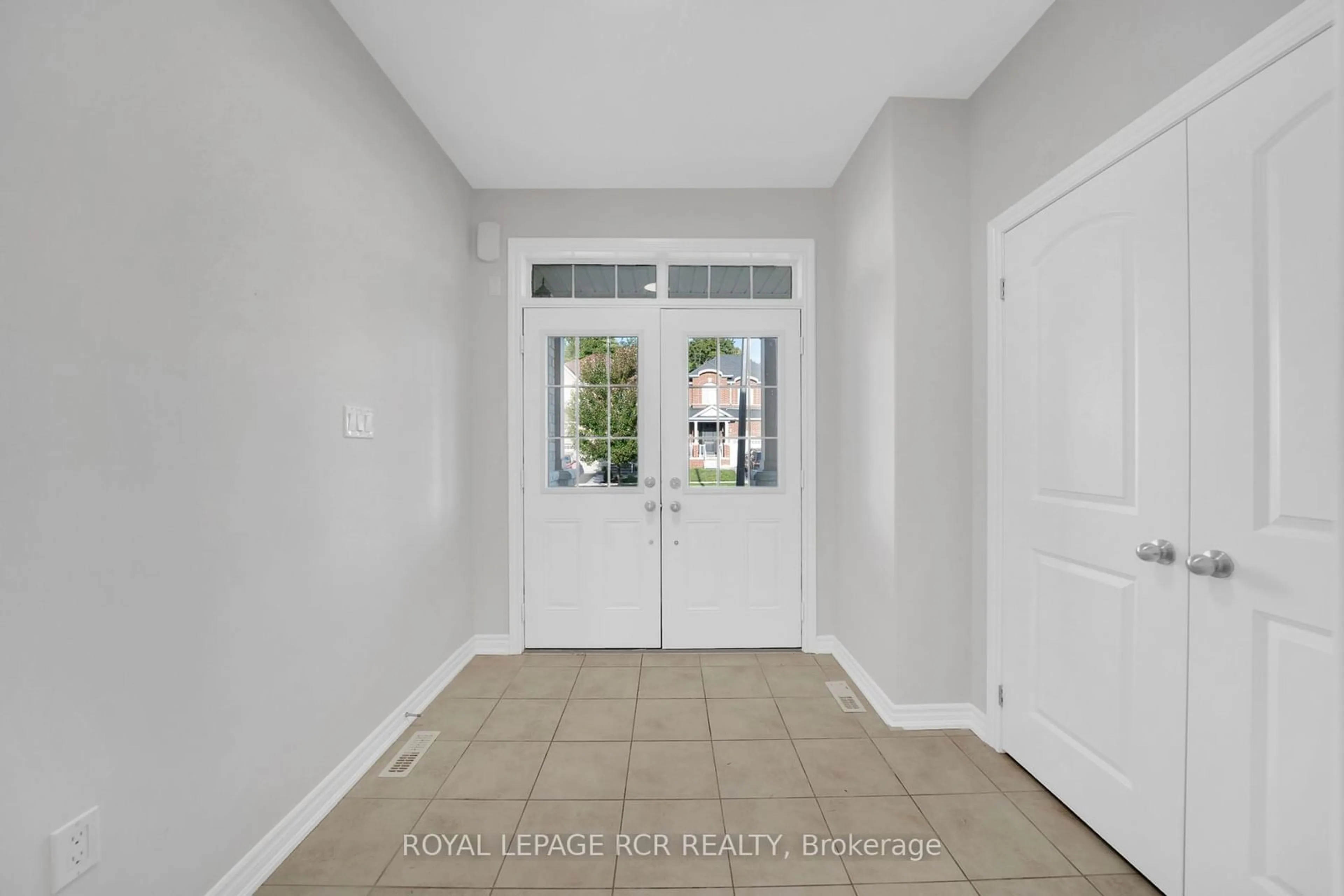 Indoor entryway for 29 Bamburg St, Georgina Ontario L0E 1R0