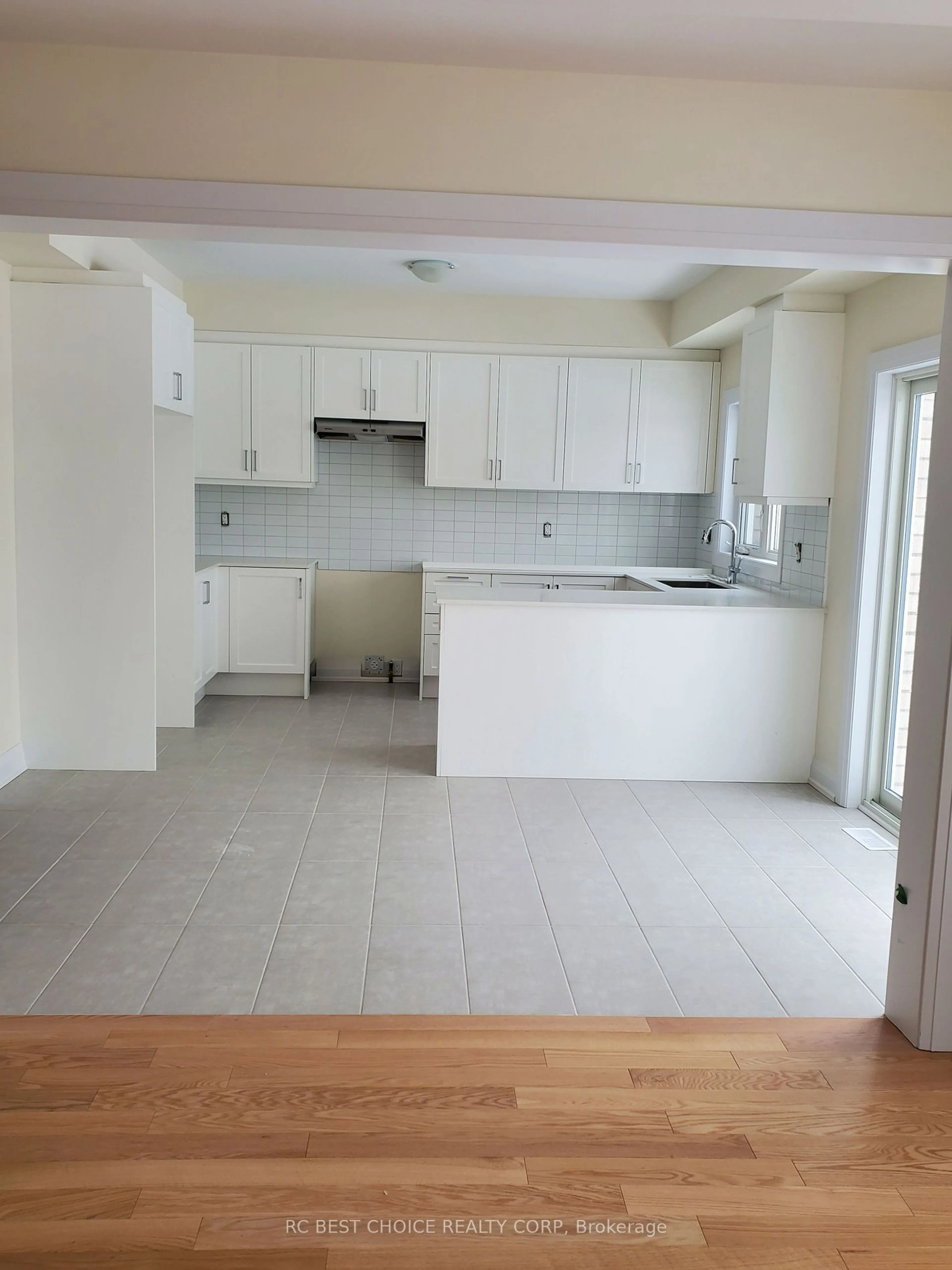 Open concept kitchen, unknown for 24 (109B) Mapleton St, Richmond Hill Ontario L4E 1H8