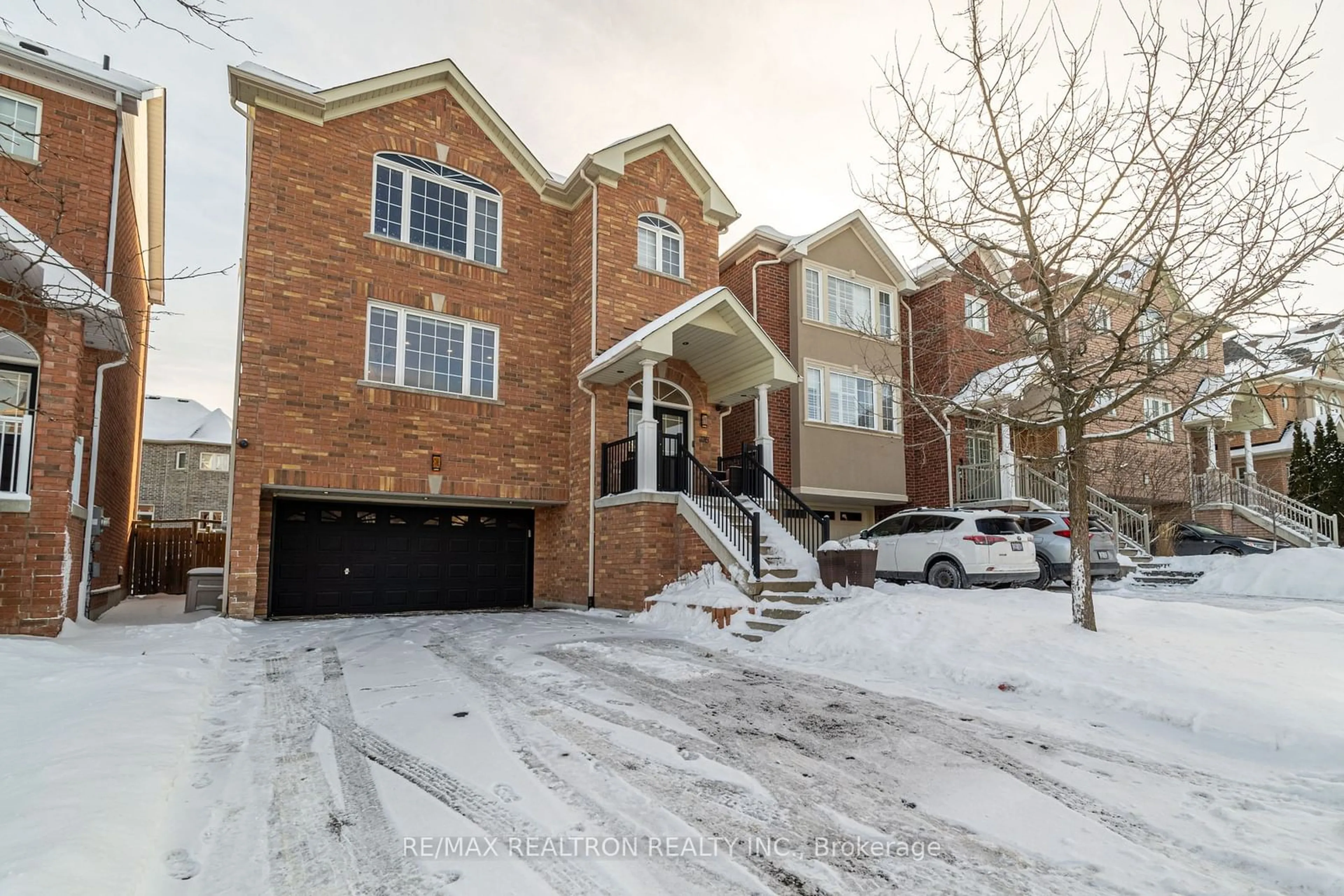 A pic from outside/outdoor area/front of a property/back of a property/a pic from drone, street for 235 Ray Snow Blvd, Newmarket Ontario L3X 3J1