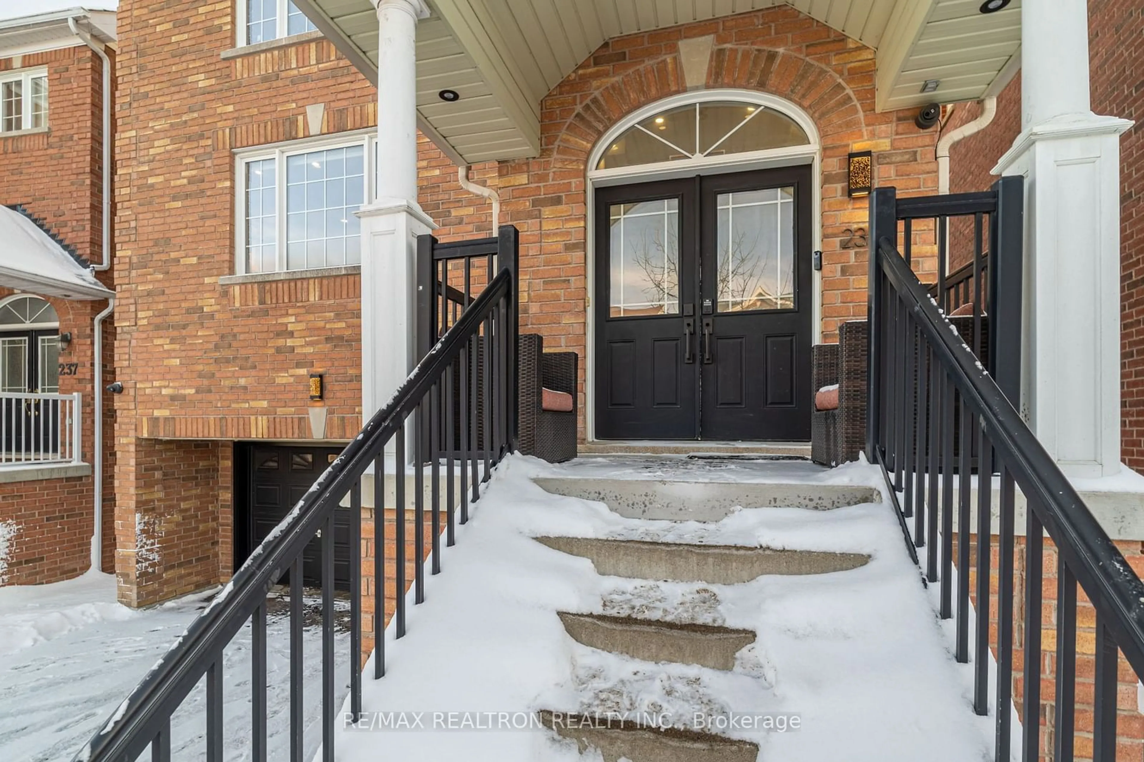 Indoor entryway for 235 Ray Snow Blvd, Newmarket Ontario L3X 3J1