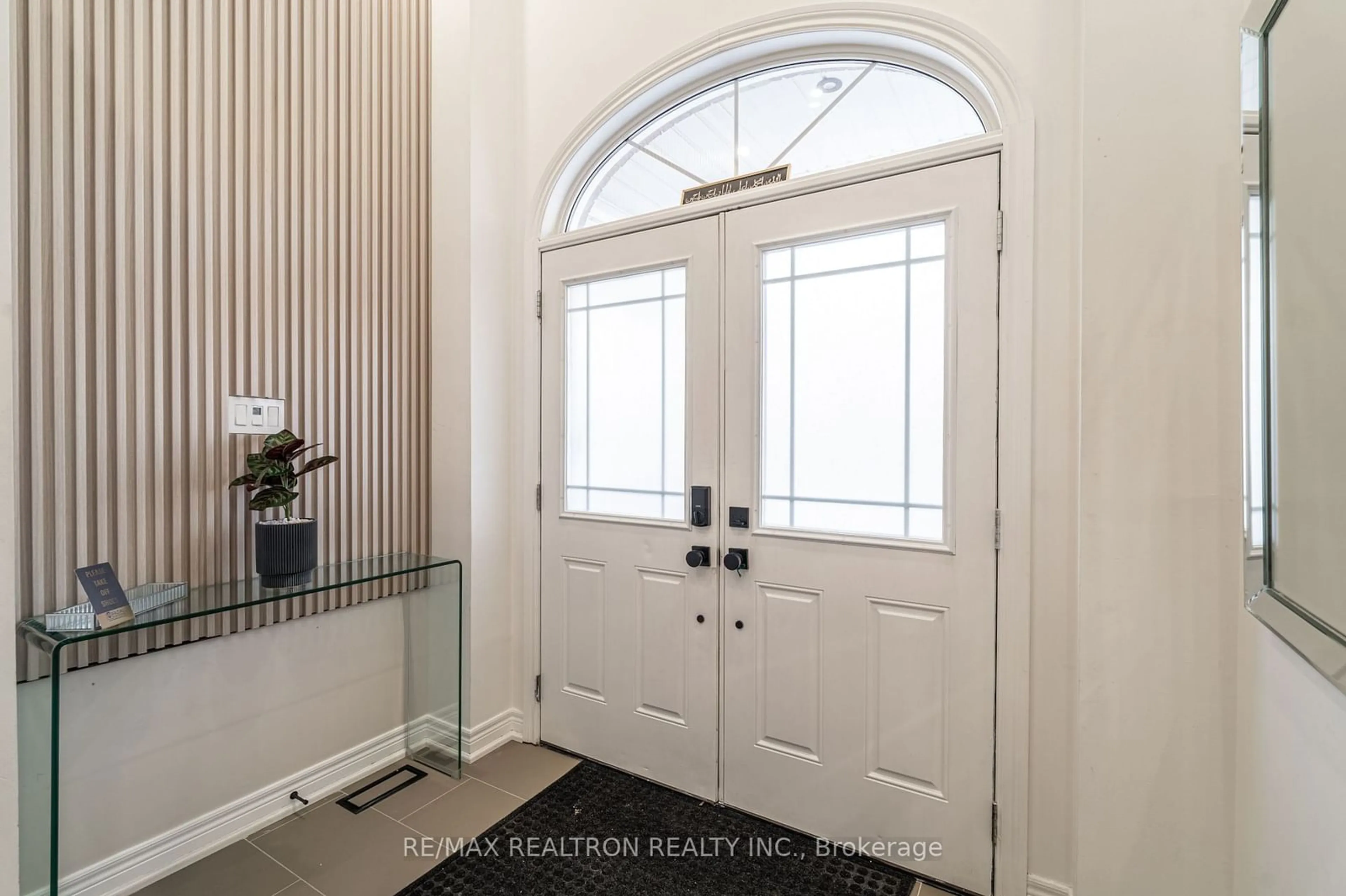 Indoor entryway for 235 Ray Snow Blvd, Newmarket Ontario L3X 3J1