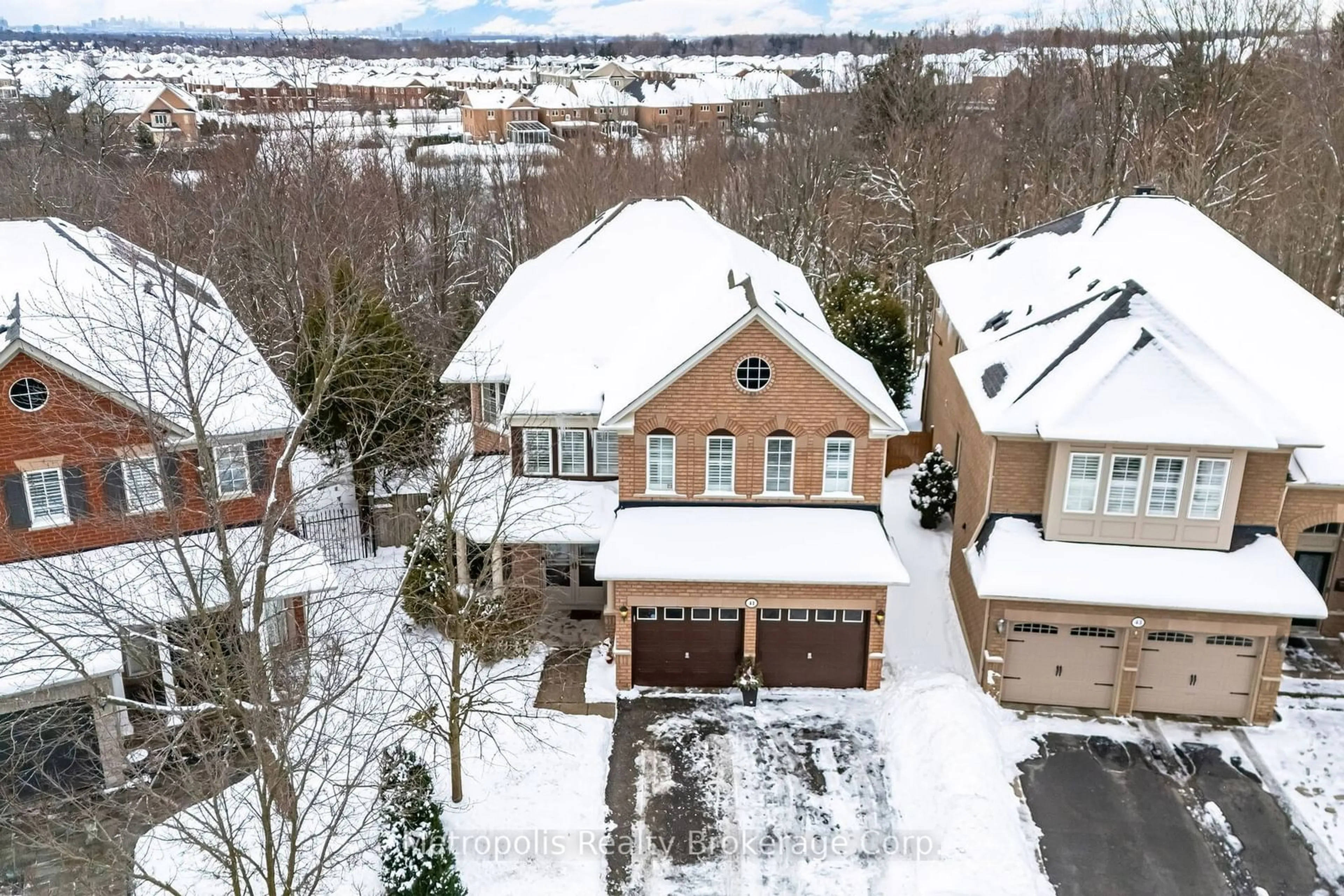 A pic from outside/outdoor area/front of a property/back of a property/a pic from drone, street for 41 Richvalley Cres, Richmond Hill Ontario L4E 4C9