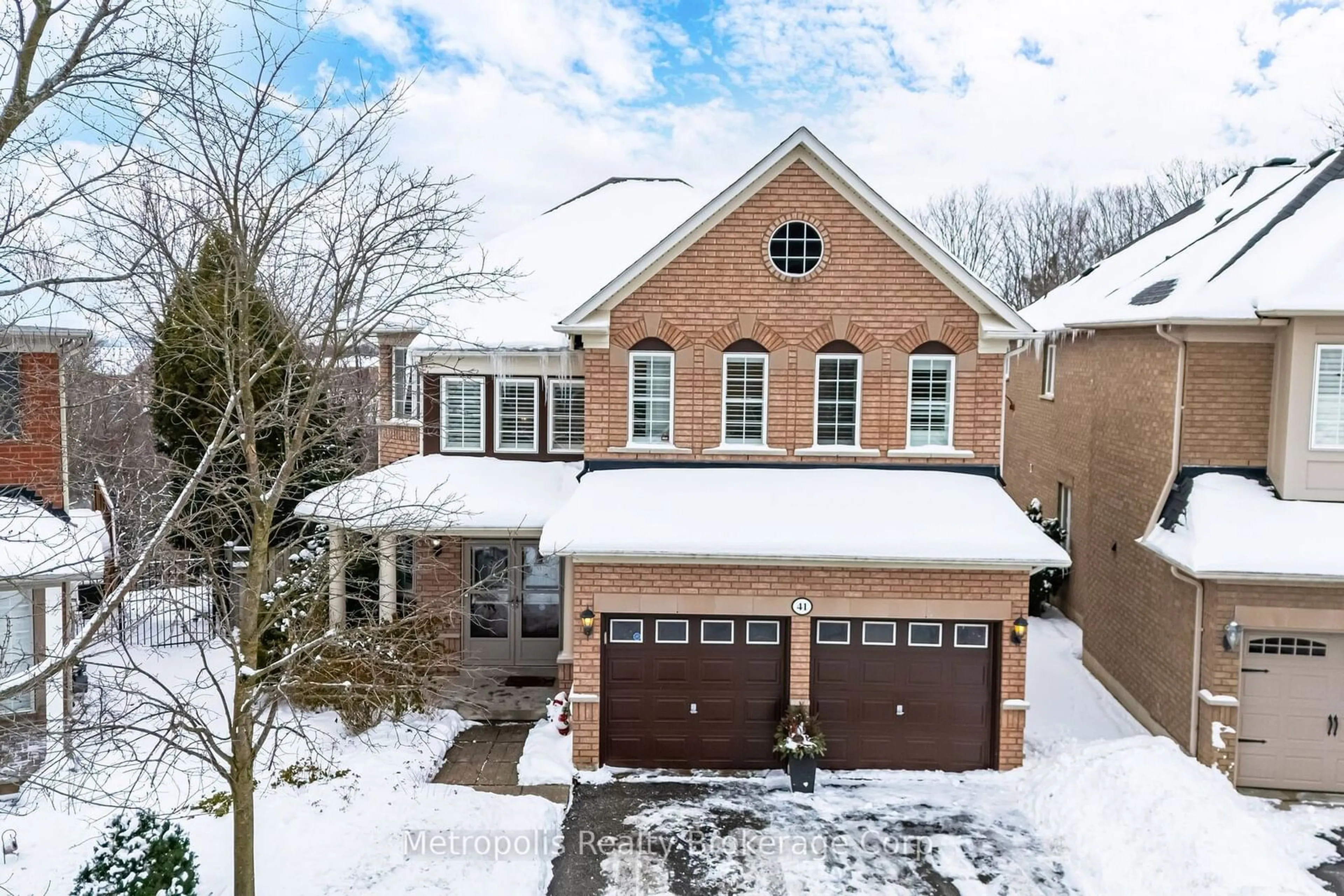 A pic from outside/outdoor area/front of a property/back of a property/a pic from drone, street for 41 Richvalley Cres, Richmond Hill Ontario L4E 4C9