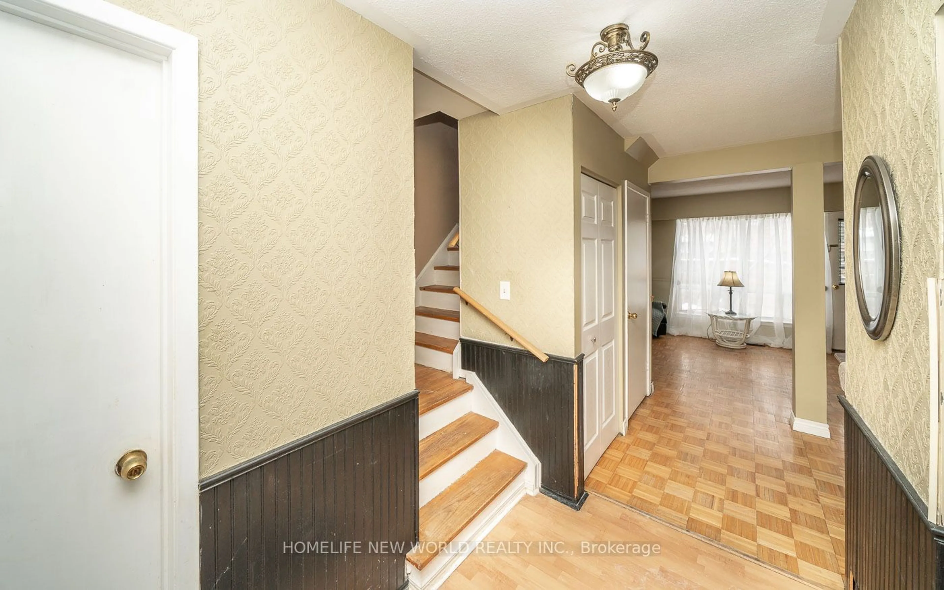 Indoor foyer for 1 Wootten Way #49, Markham Ontario L3P 3H7