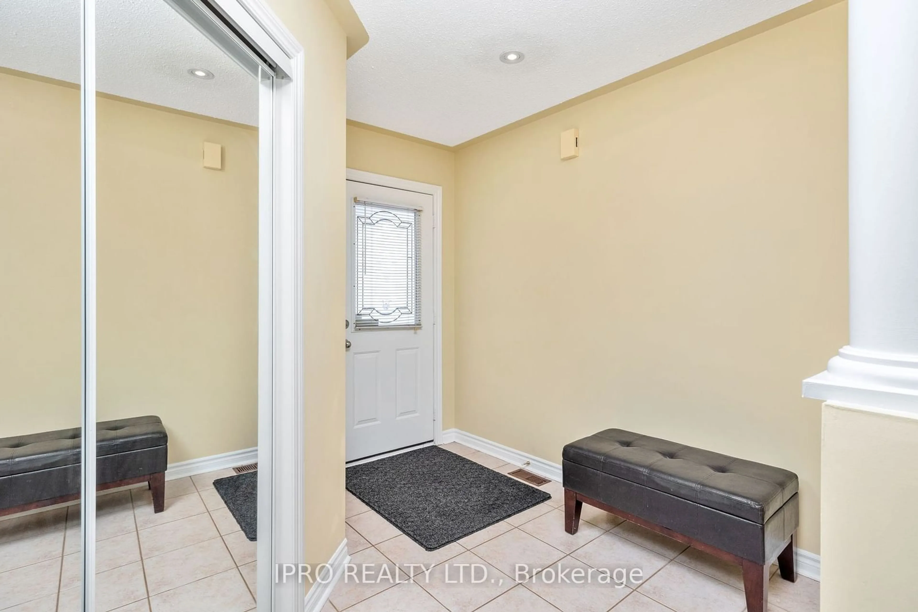 Indoor entryway for 69 Sunridge St, Richmond Hill Ontario L4E 3T7