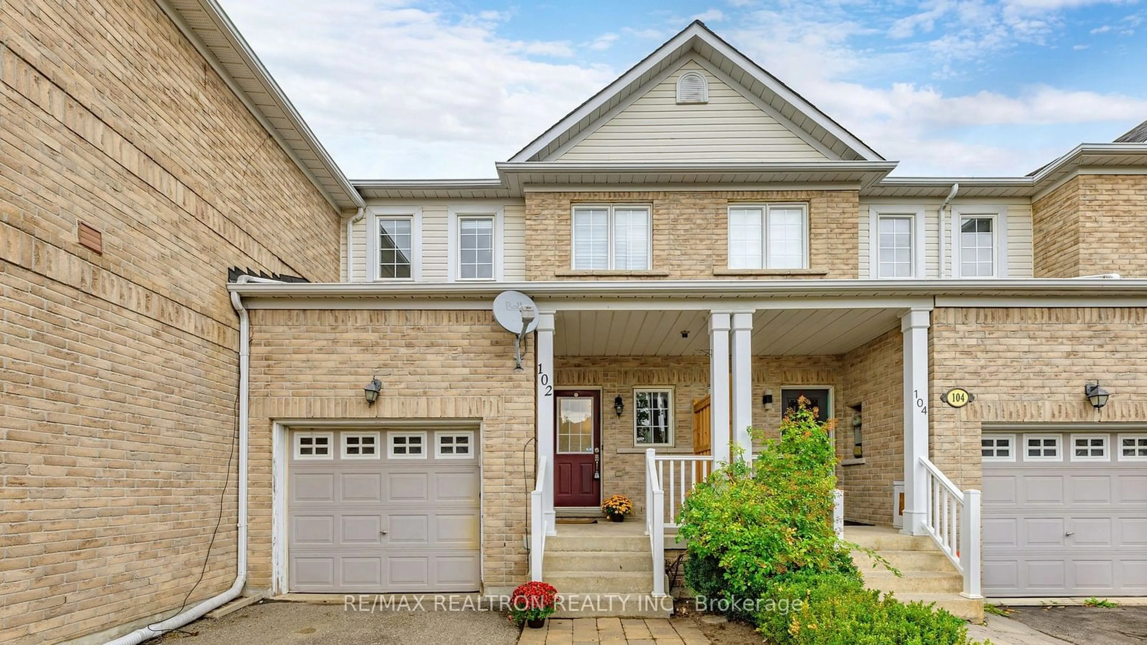 Home with brick exterior material, street for 102 LOWTHER Ave, Richmond Hill Ontario L4E 4P3