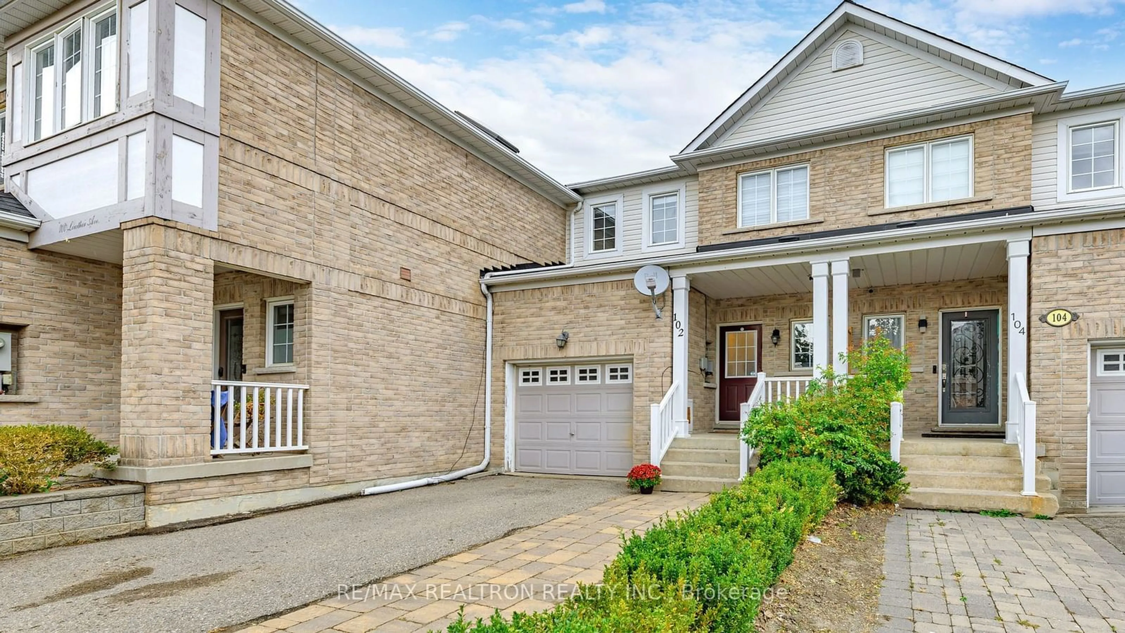 Home with brick exterior material, street for 102 LOWTHER Ave, Richmond Hill Ontario L4E 4P3