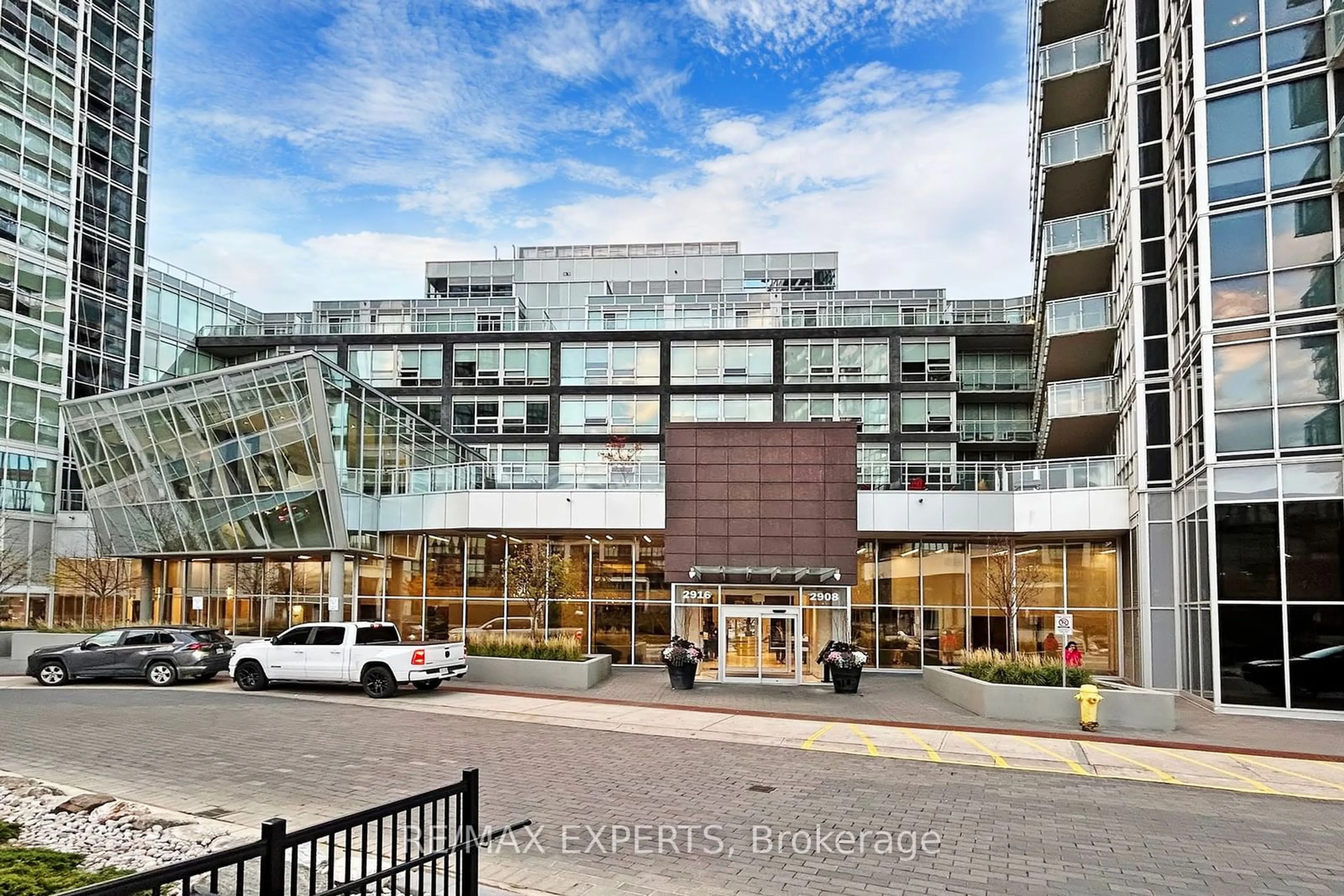 Indoor foyer for 2916 Highway 7 #1901, Vaughan Ontario L4K 0K6