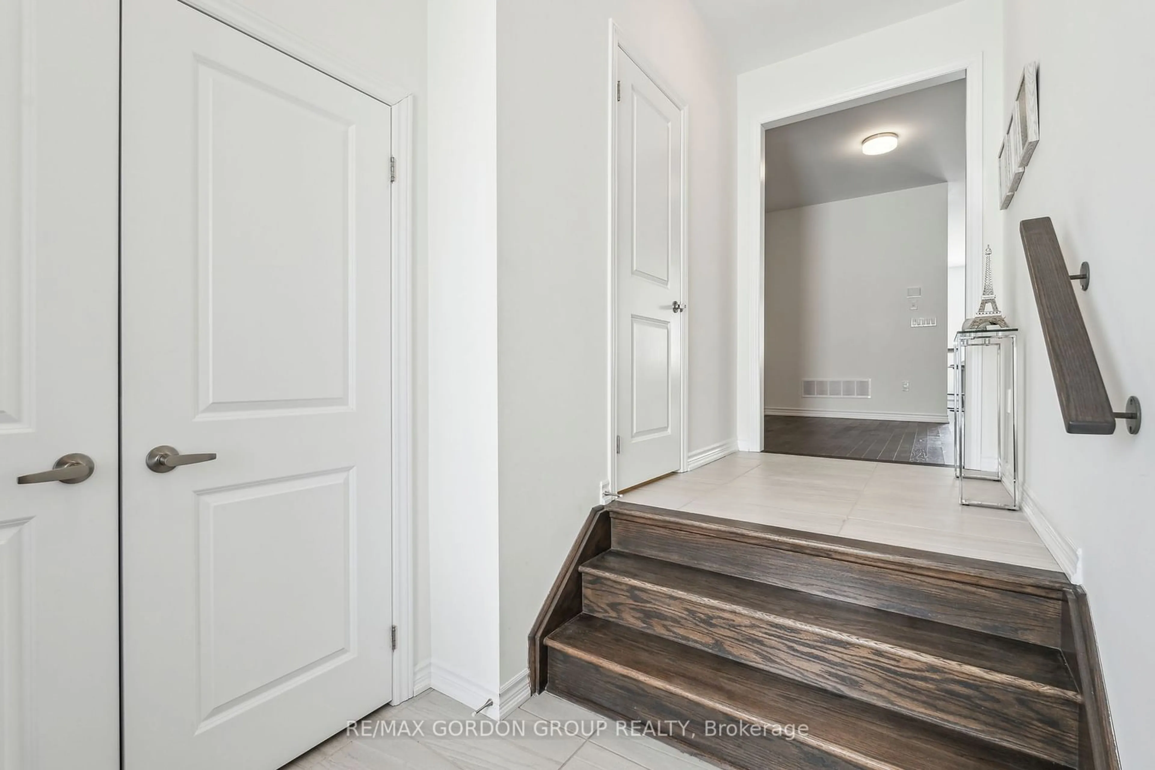 Indoor entryway for 1461 Blackmore St, Innisfil Ontario L9S 0P1