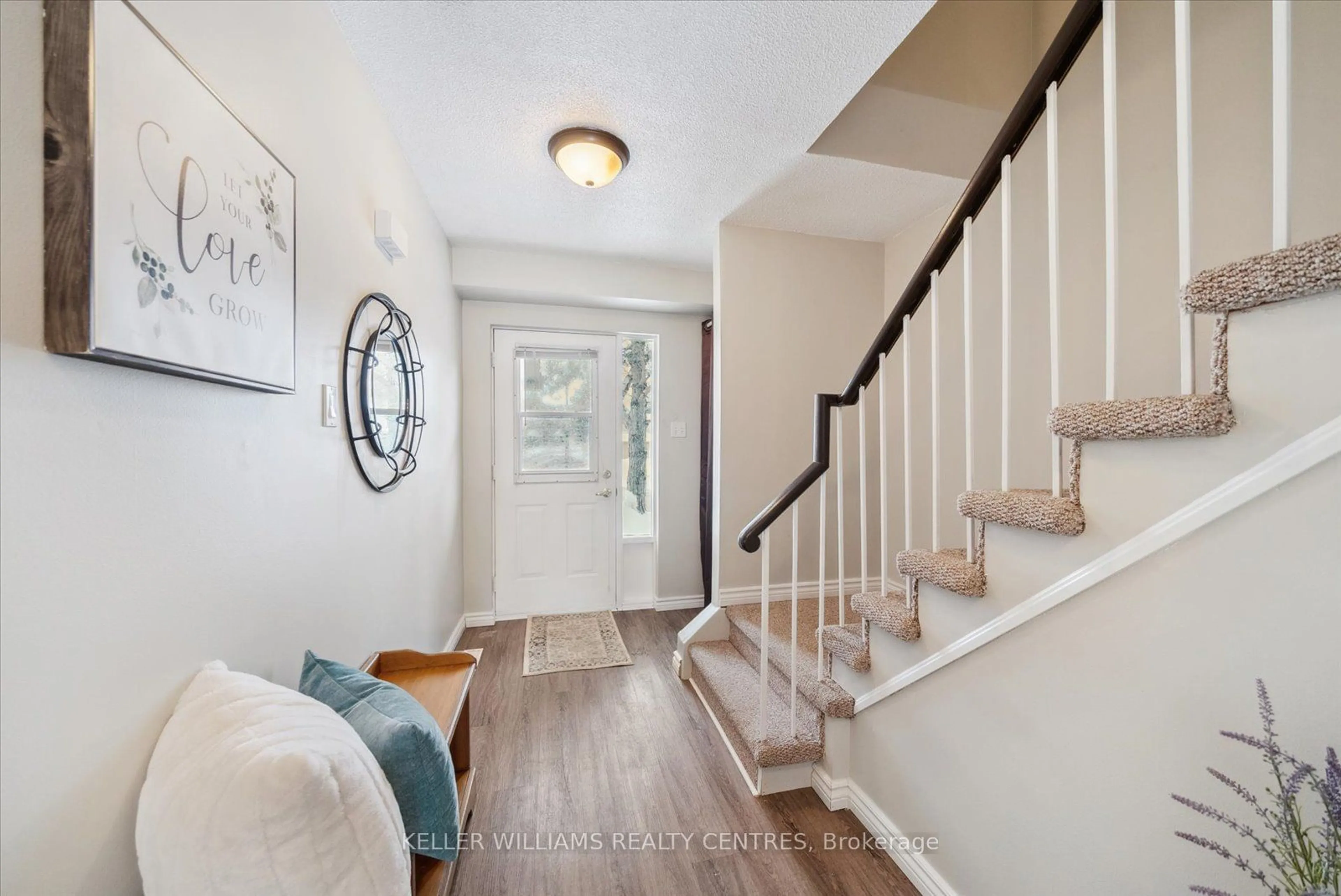 Indoor entryway for 569 Gibney Cres, Newmarket Ontario L3X 1Y4